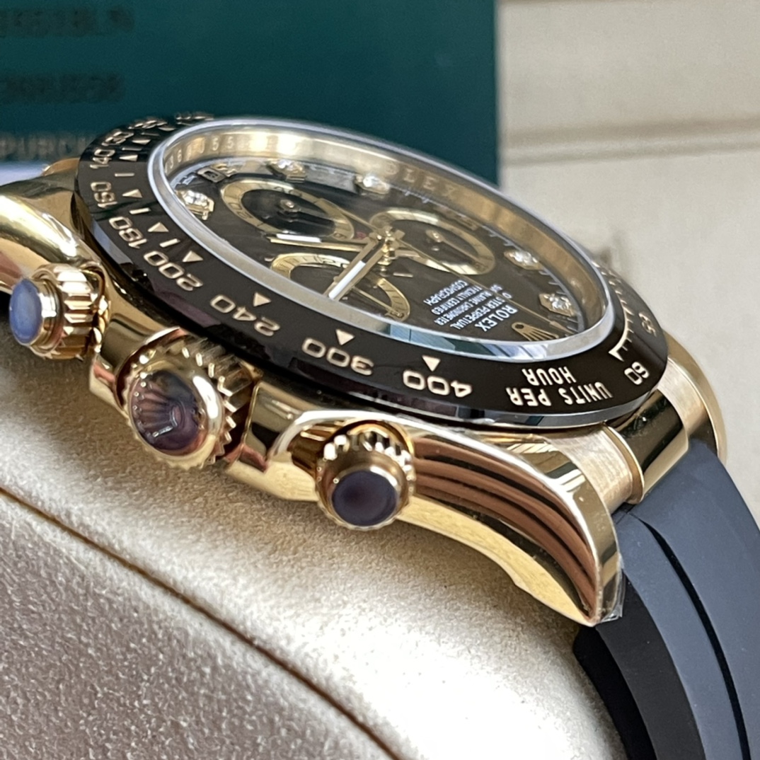 Rolex 高仿 男款 Daytona 黑面鑽刻橡膠帶計時腕錶 奢華運動風| 10 Rolex 高仿 男款 Daytona 黑面鑽刻橡膠帶計時腕錶 奢華運動風