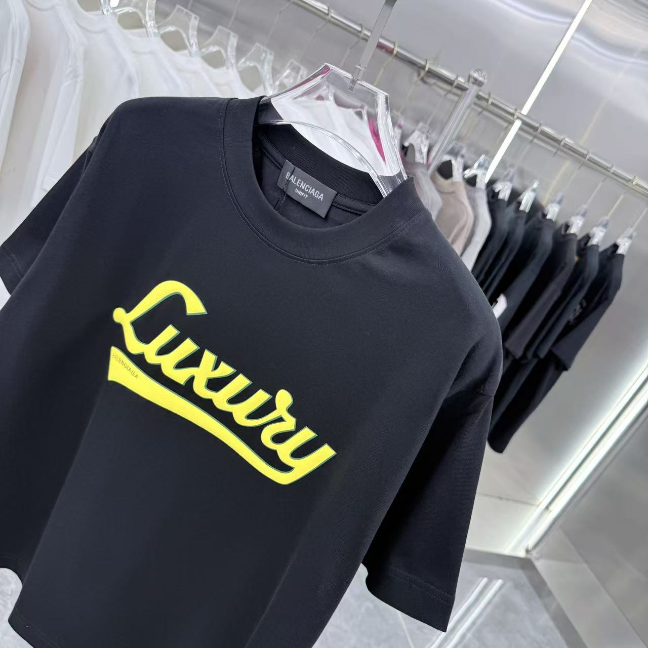 Balenciaga 高仿 字母Luxury印花短袖T恤 潮流寬鬆百搭款| 11 Balenciaga 高仿 字母Luxury印花短袖T恤 潮流寬鬆百搭款