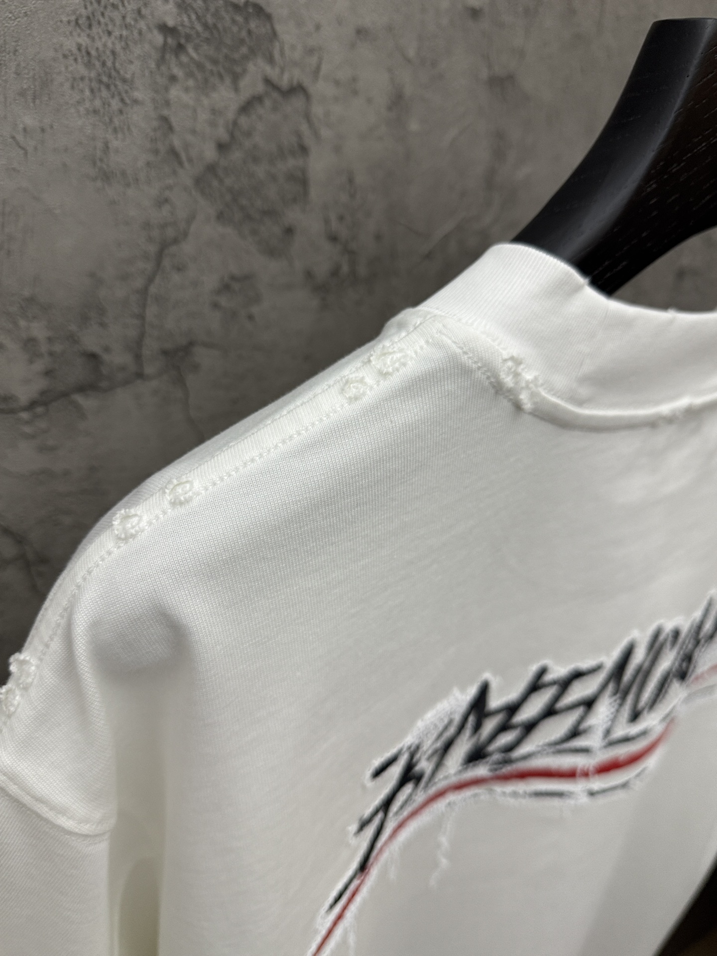 Balenciaga A貨 胸前刺繡字母短袖T恤 白色簡約休閒款| 7 Balenciaga A貨 胸前刺繡字母短袖T恤 白色簡約休閒款