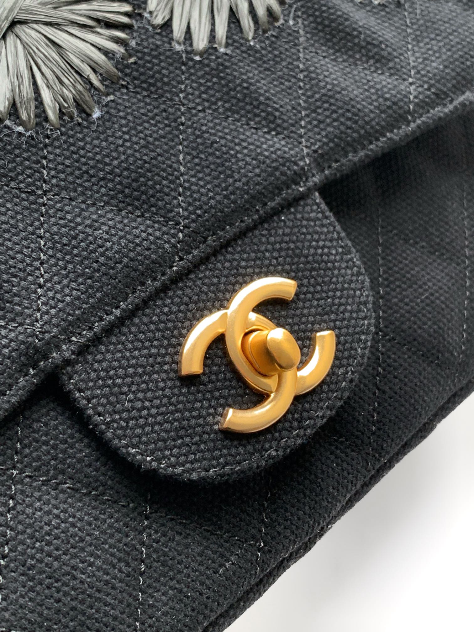 CHANEL高仿Boy Chanel刺繡花卉鏈條包黑色帆布設計款| 10 CHANEL高仿Boy Chanel刺繡花卉鏈條包黑色帆布設計款