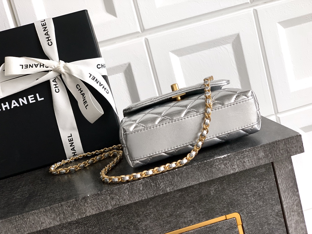 Chanel 原單 女款 Coco Handle 迷你菱格手提包 銀色 時尚亮眼款| 12 Chanel 原單 女款 Coco Handle 迷你菱格手提包 銀色 時尚亮眼款