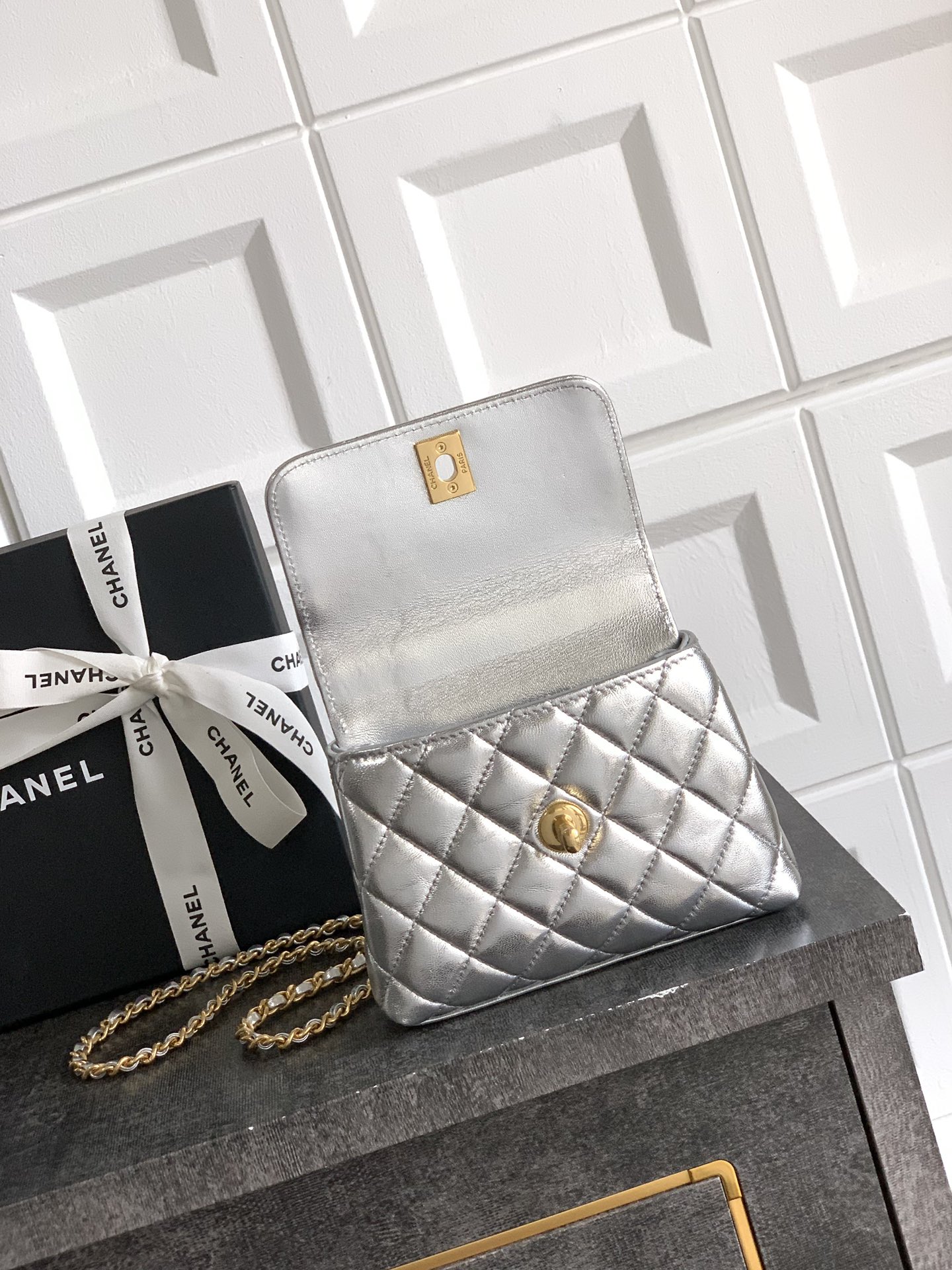 Chanel 原單 女款 Coco Handle 迷你菱格手提包 銀色 時尚亮眼款| 11 Chanel 原單 女款 Coco Handle 迷你菱格手提包 銀色 時尚亮眼款
