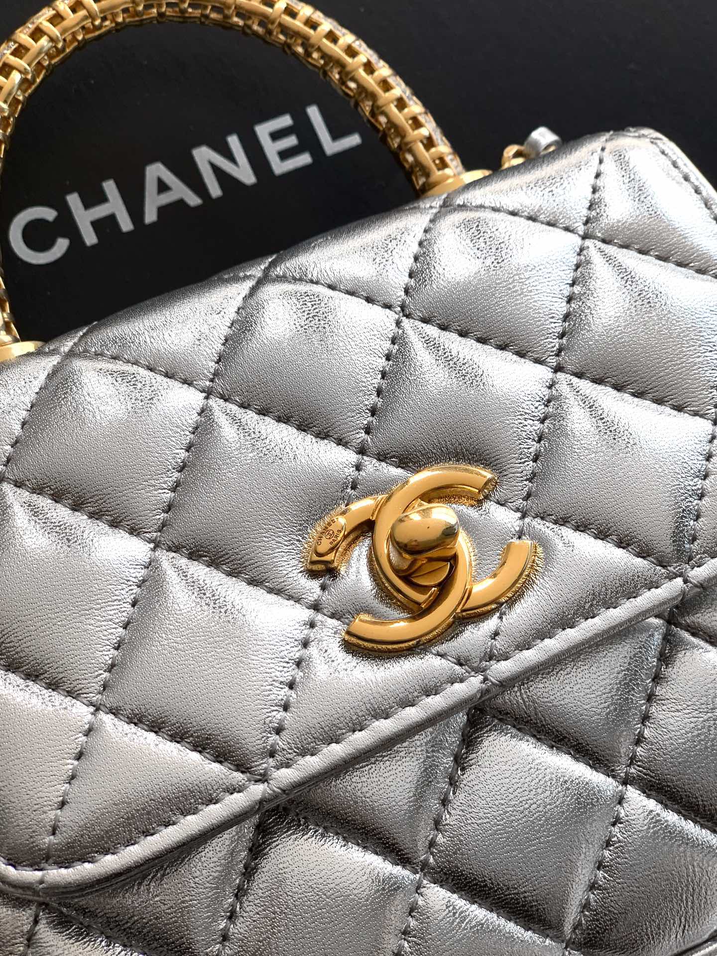 Chanel 原單 女款 Coco Handle 迷你菱格手提包 銀色 時尚亮眼款| 10 Chanel 原單 女款 Coco Handle 迷你菱格手提包 銀色 時尚亮眼款