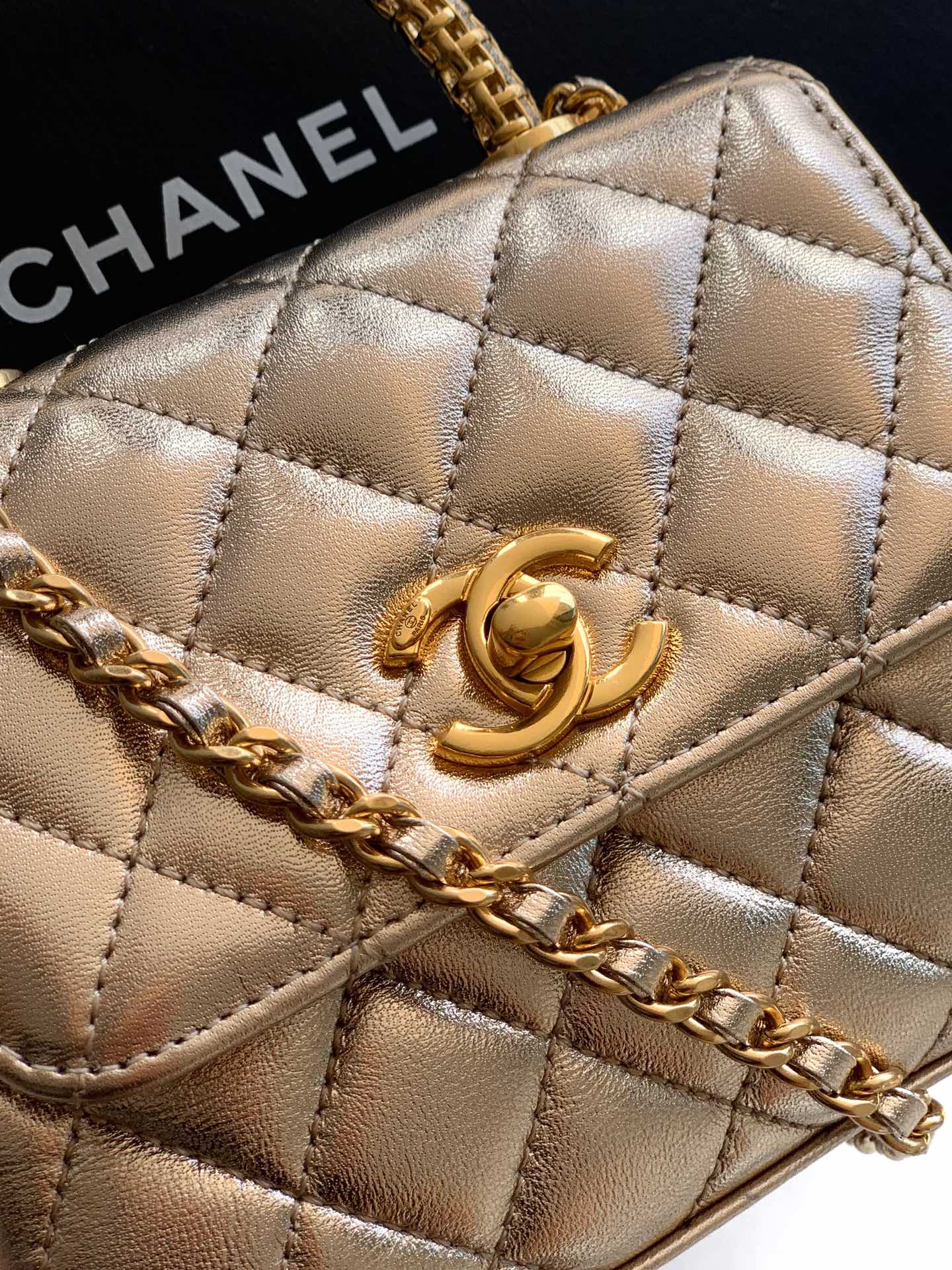 Chanel A貨 女款 Coco Handle 迷你菱格手提包 金色 時尚奢華款| 10 Chanel A貨 女款 Coco Handle 迷你菱格手提包 金色 時尚奢華款