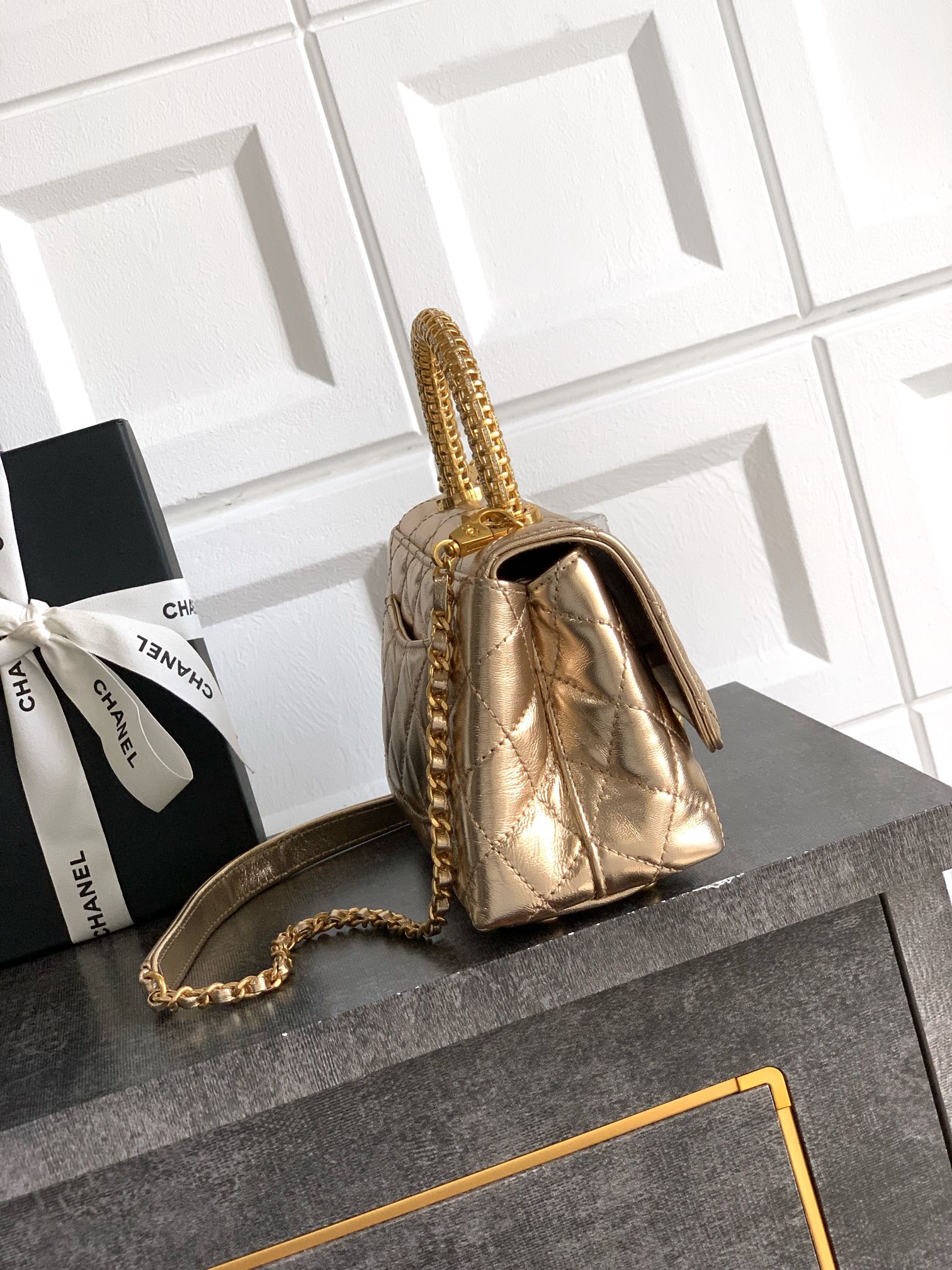 Chanel 高仿 女款 Coco Handle 小號菱格手提包 金色 時尚亮眼款| 14 Chanel 高仿 女款 Coco Handle 小號菱格手提包 金色 時尚亮眼款
