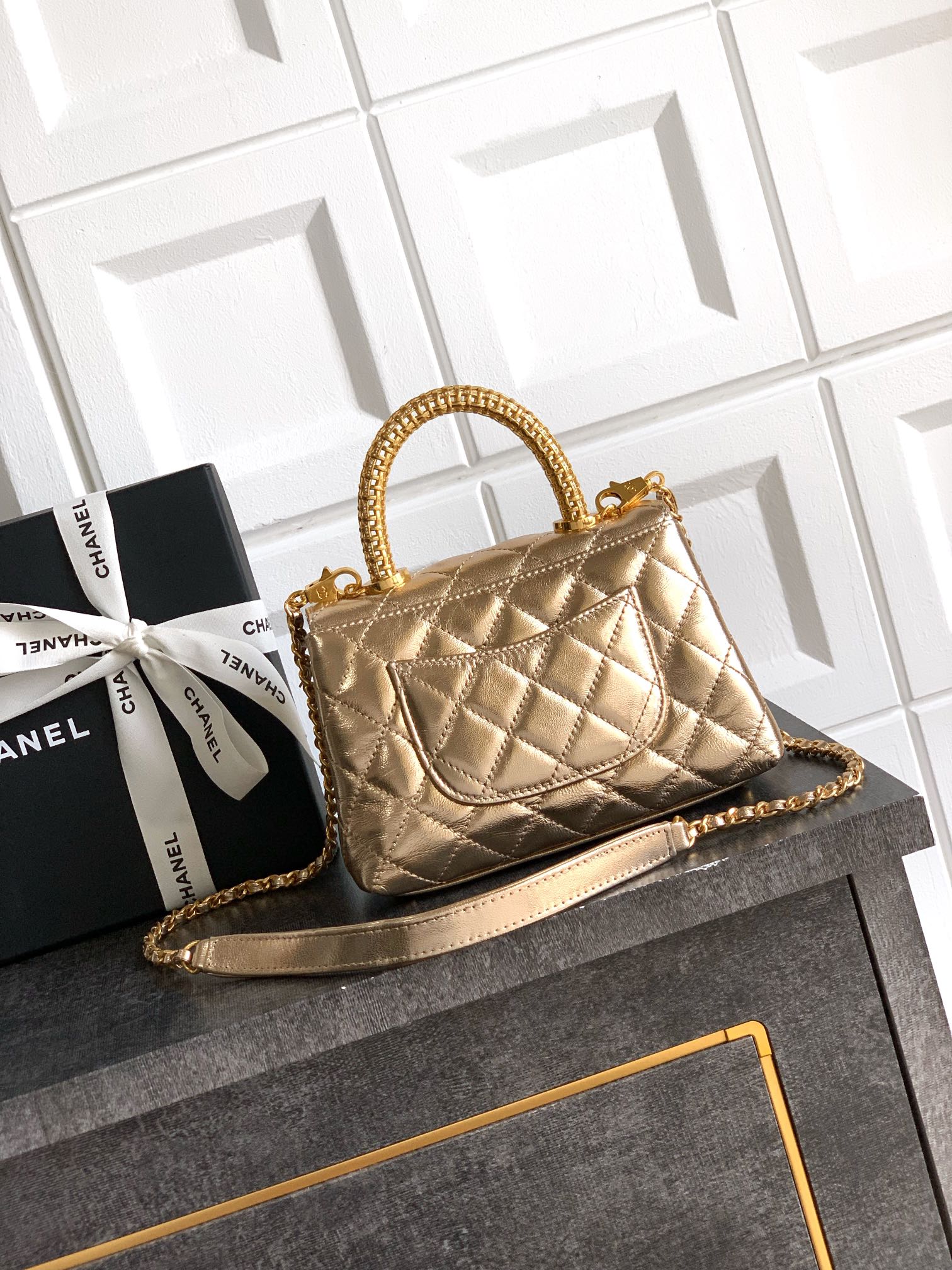 Chanel 高仿 女款 Coco Handle 小號菱格手提包 金色 時尚亮眼款| 13 Chanel 高仿 女款 Coco Handle 小號菱格手提包 金色 時尚亮眼款