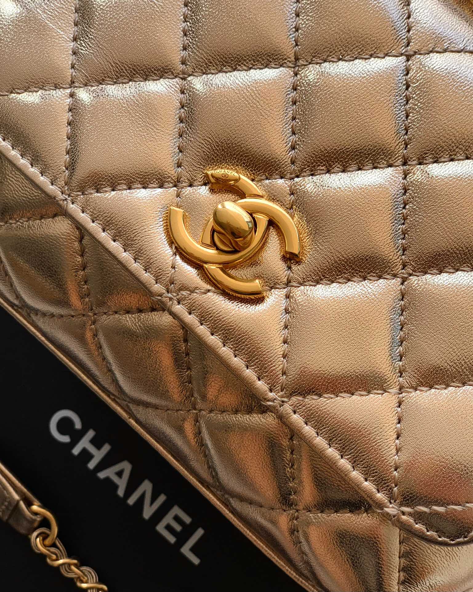 Chanel 高仿 女款 Coco Handle 小號菱格手提包 金色 時尚亮眼款| 10 Chanel 高仿 女款 Coco Handle 小號菱格手提包 金色 時尚亮眼款