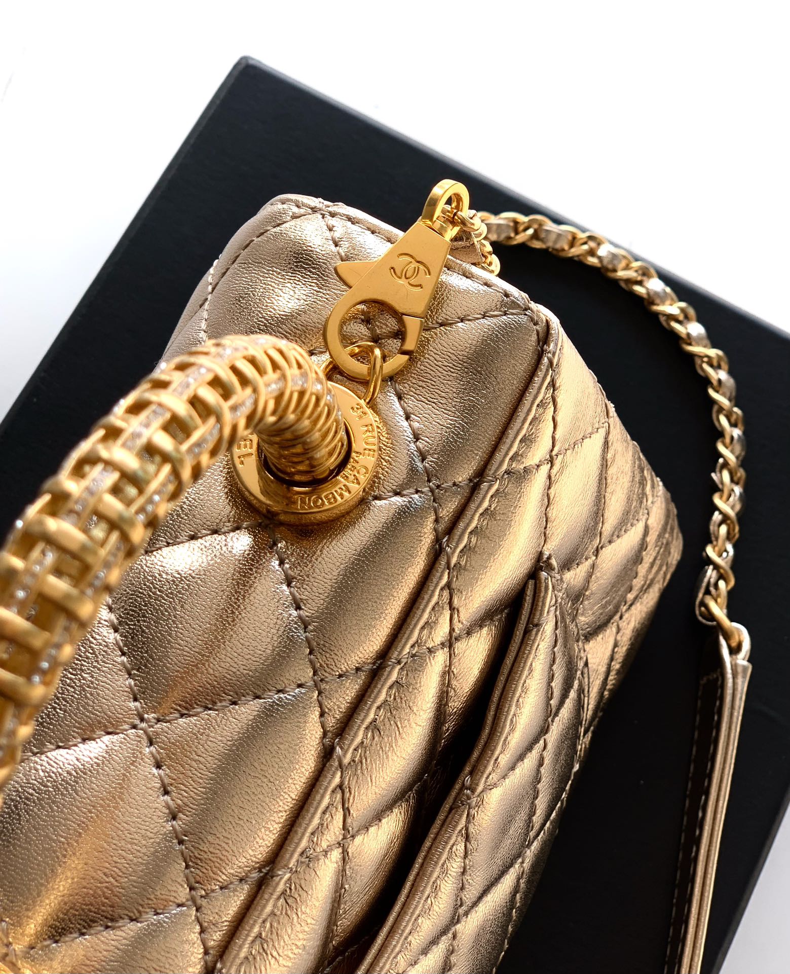 Chanel 高仿 女款 Coco Handle 小號菱格手提包 金色 時尚亮眼款| 9 Chanel 高仿 女款 Coco Handle 小號菱格手提包 金色 時尚亮眼款