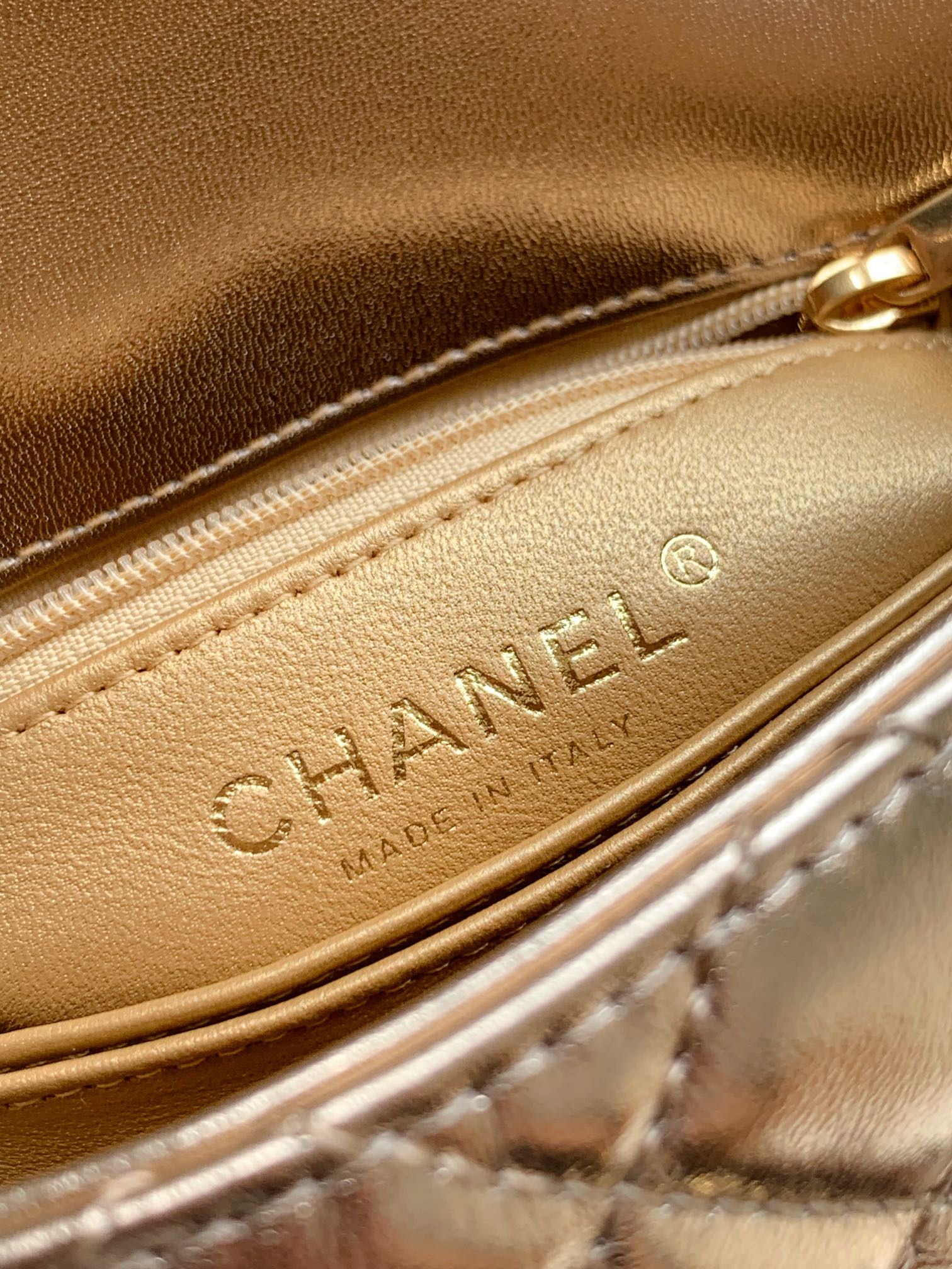 Chanel 高仿 女款 Coco Handle 小號菱格手提包 金色 時尚亮眼款| 7 Chanel 高仿 女款 Coco Handle 小號菱格手提包 金色 時尚亮眼款