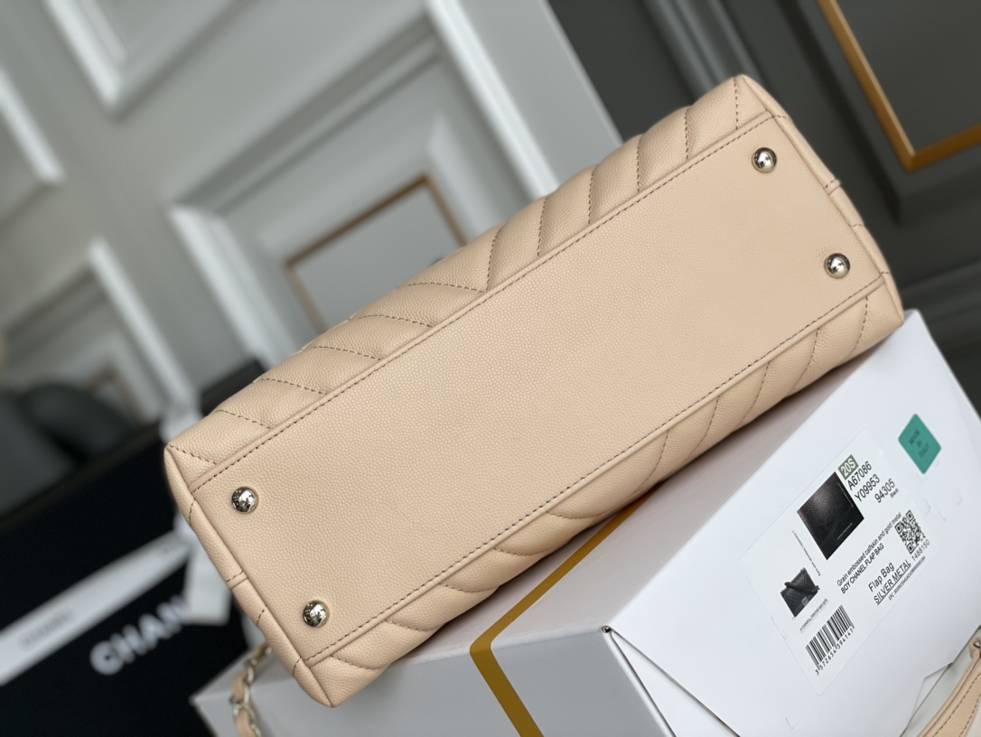 CHANEL 高仿 Coco Handle 手提包 大號 米杏色 菱格紋翻蓋鏈條包| 12 CHANEL 高仿 Coco Handle 手提包 大號 米杏色 菱格紋翻蓋鏈條包