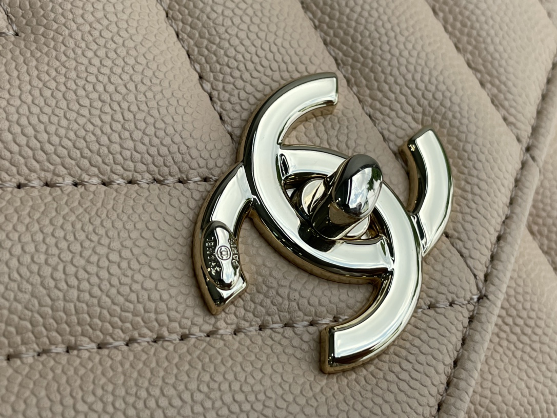 CHANEL 高仿 Coco Handle 手提包 大號 米杏色 菱格紋翻蓋鏈條包| 11 CHANEL 高仿 Coco Handle 手提包 大號 米杏色 菱格紋翻蓋鏈條包