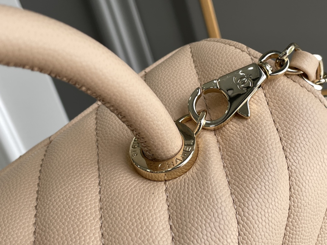 CHANEL 高仿 Coco Handle 手提包 大號 米杏色 菱格紋翻蓋鏈條包| 10 CHANEL 高仿 Coco Handle 手提包 大號 米杏色 菱格紋翻蓋鏈條包