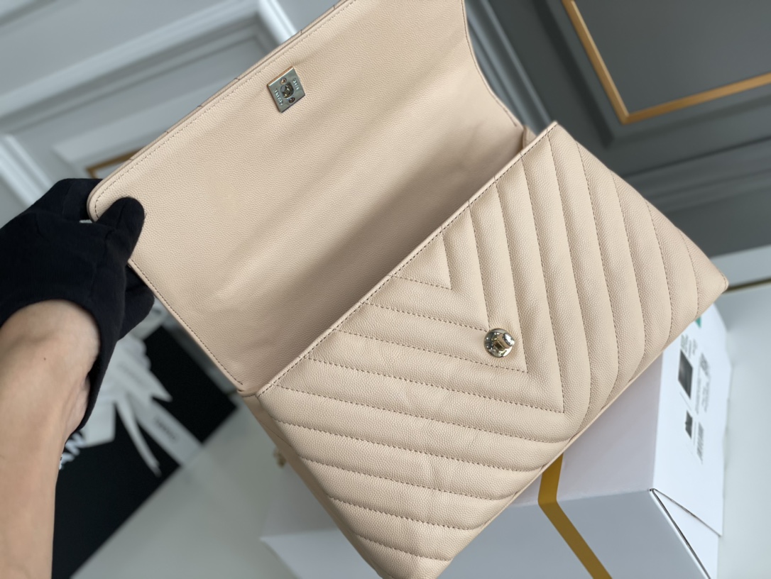 CHANEL 高仿 Coco Handle 手提包 大號 米杏色 菱格紋翻蓋鏈條包| 9 CHANEL 高仿 Coco Handle 手提包 大號 米杏色 菱格紋翻蓋鏈條包
