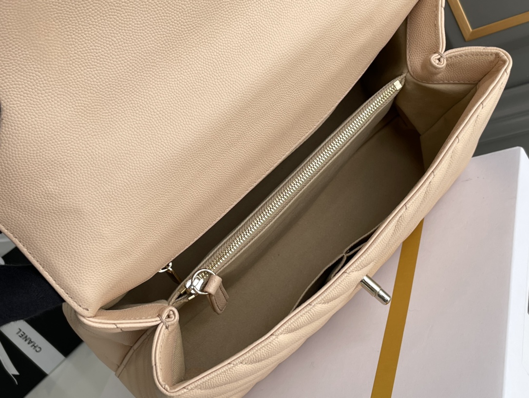 CHANEL 高仿 Coco Handle 手提包 大號 米杏色 菱格紋翻蓋鏈條包| 8 CHANEL 高仿 Coco Handle 手提包 大號 米杏色 菱格紋翻蓋鏈條包