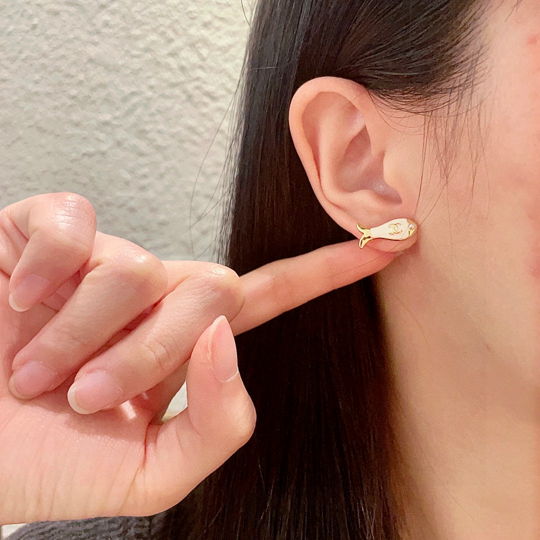 Chanel 高仿小香魚造型耳環 女款氣質百搭輕奢設計| 14 Chanel 高仿小香魚造型耳環 女款氣質百搭輕奢設計