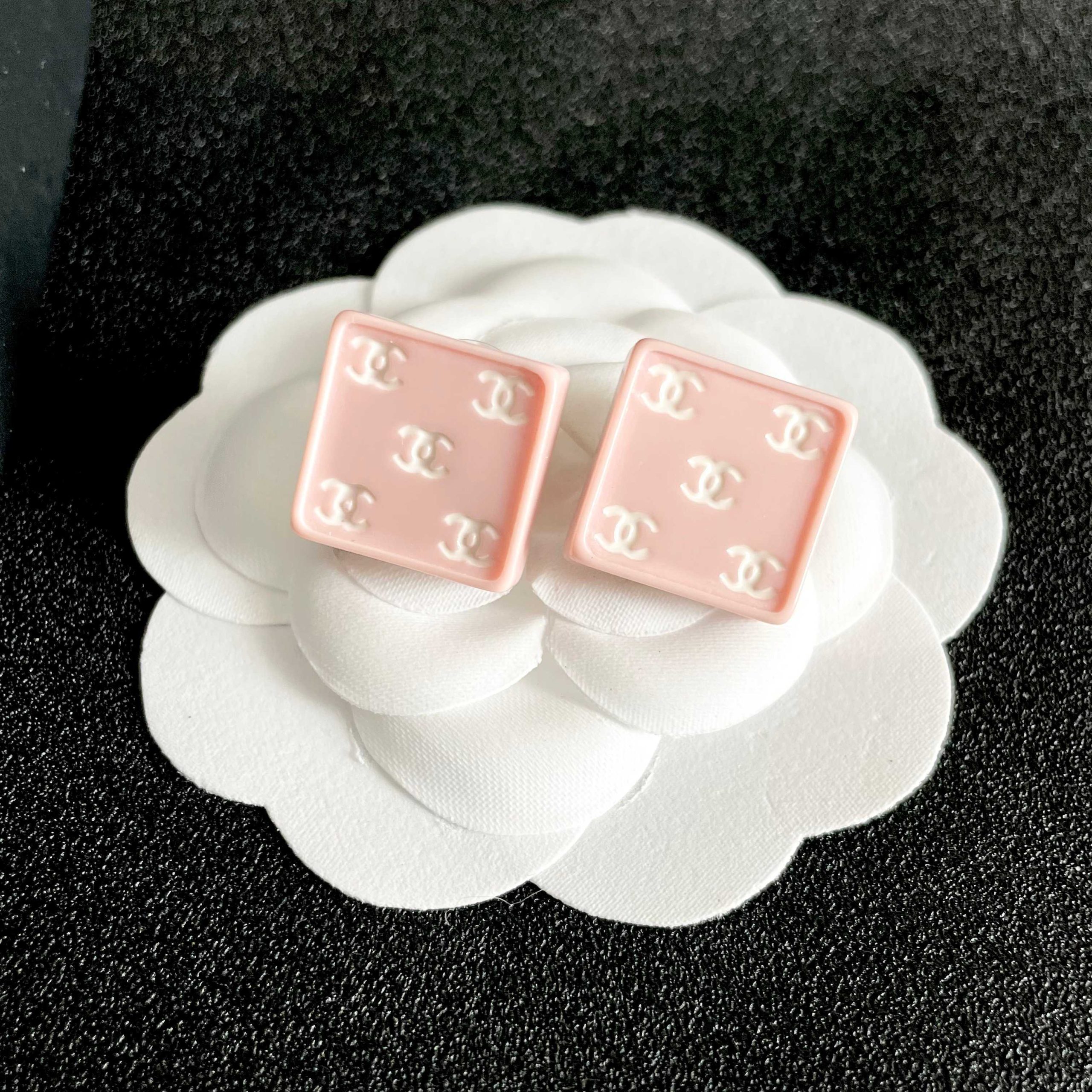 Chanel A貨粉色方形雙C耳環 女款甜美氣質百搭款| 8 Chanel A貨粉色方形雙C耳環 女款甜美氣質百搭款