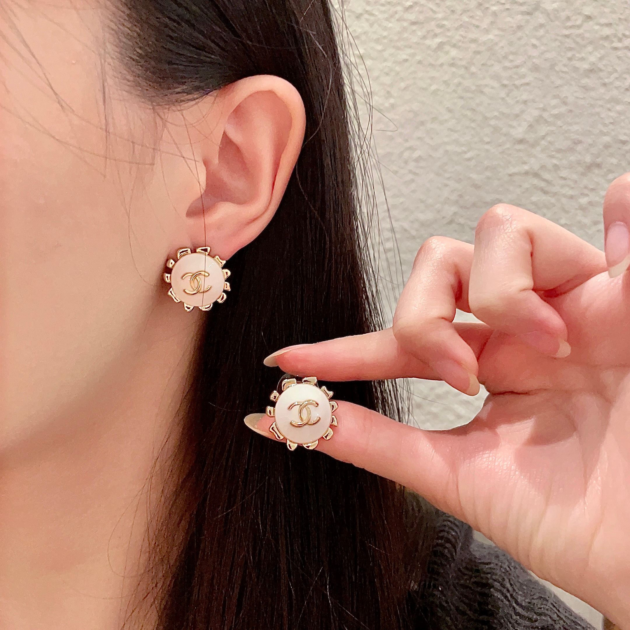 Chanel一比一圓形經典雙C耳環 女款簡約百搭耳釘| 15 Chanel一比一圓形經典雙C耳環 女款簡約百搭耳釘