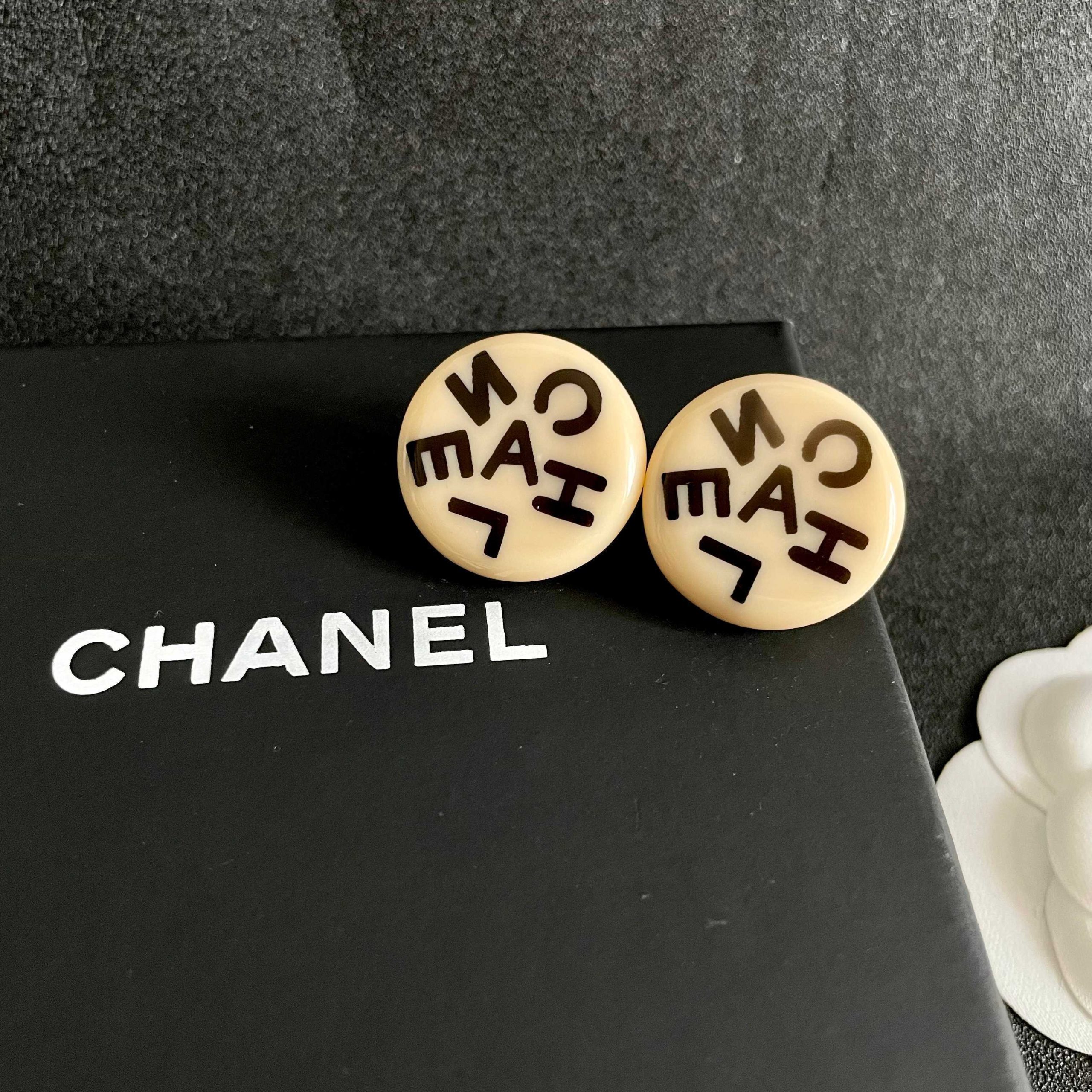 Chanel高仿字母圓形耳環 女款潮流個性耳飾推薦| 7 Chanel高仿字母圓形耳環 女款潮流個性耳飾推薦