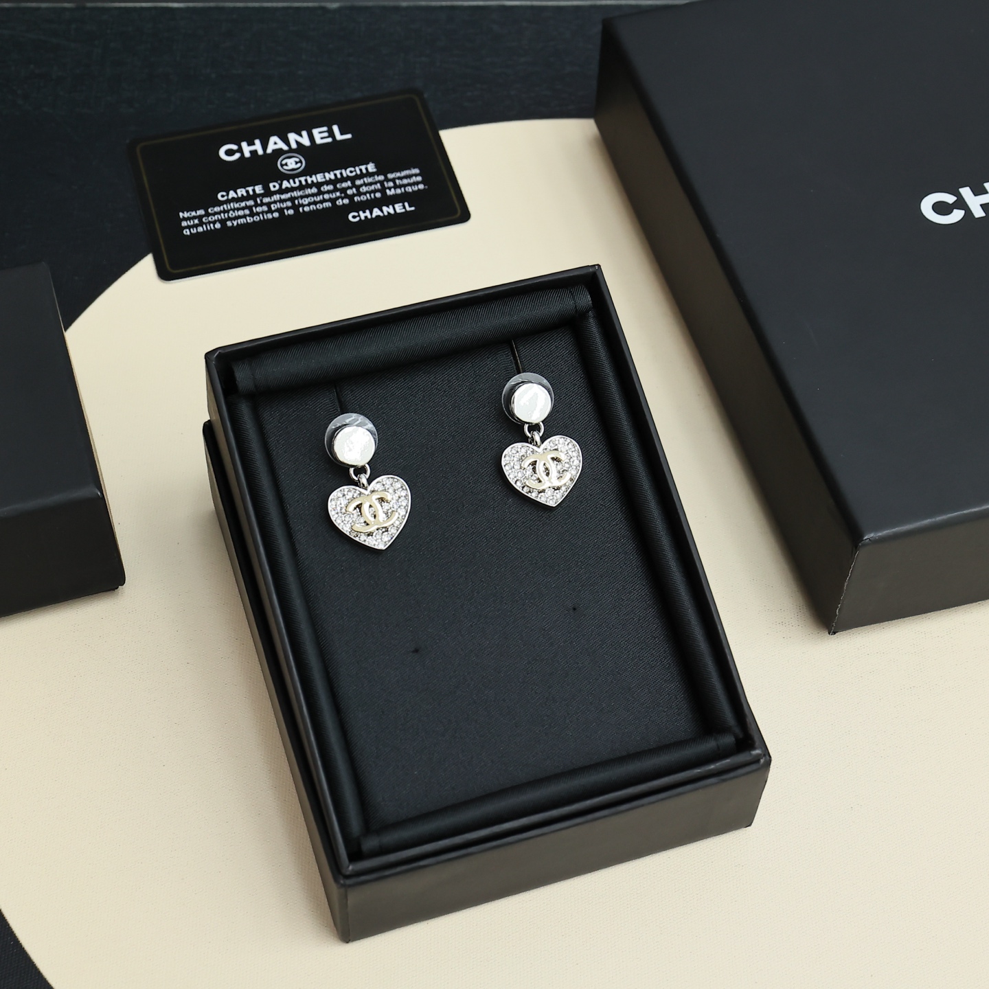 Chanel高仿經典心形吊墜耳環 雙C鑲鑽氣質耳飾| 10 Chanel高仿經典心形吊墜耳環 雙C鑲鑽氣質耳飾