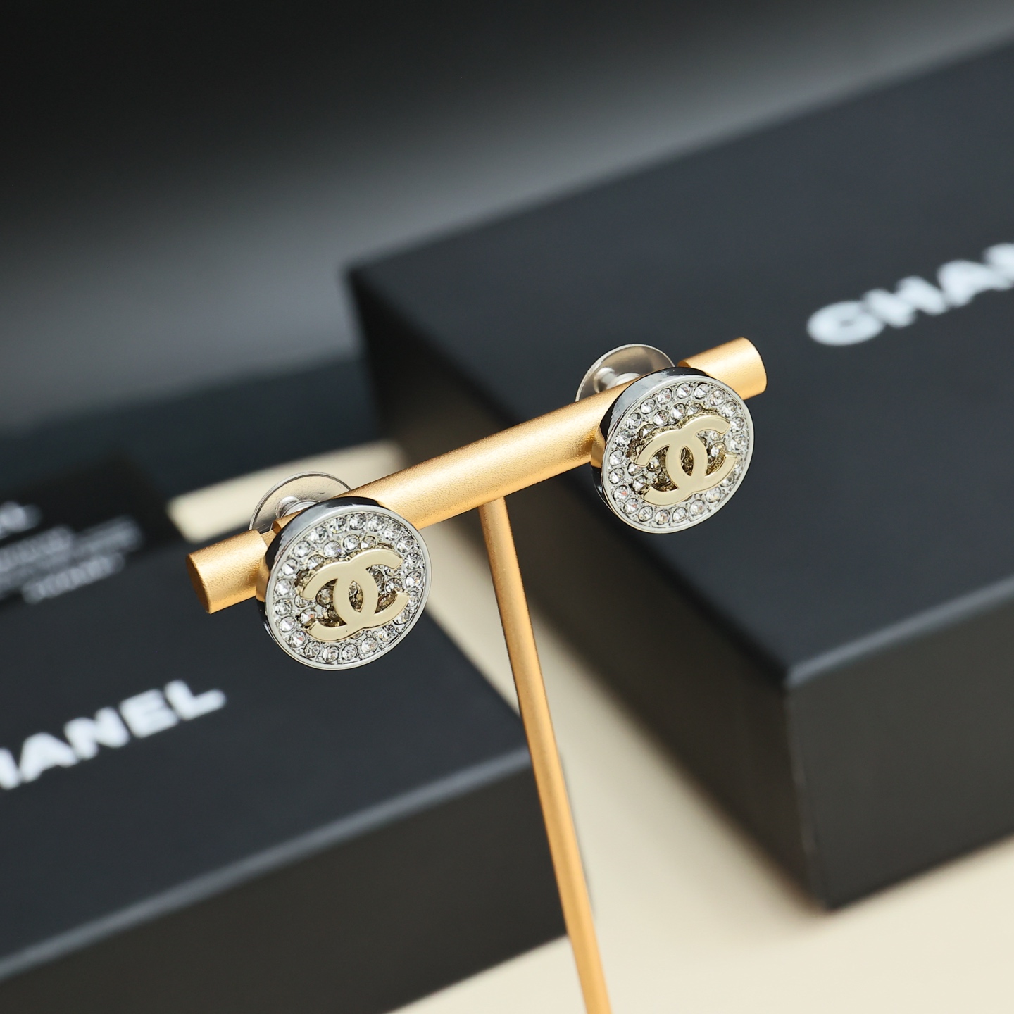 Chanel 高仿 女款圓形滿鑽雙C耳環 氣質百搭輕奢風| 12 Chanel 高仿 女款圓形滿鑽雙C耳環 氣質百搭輕奢風