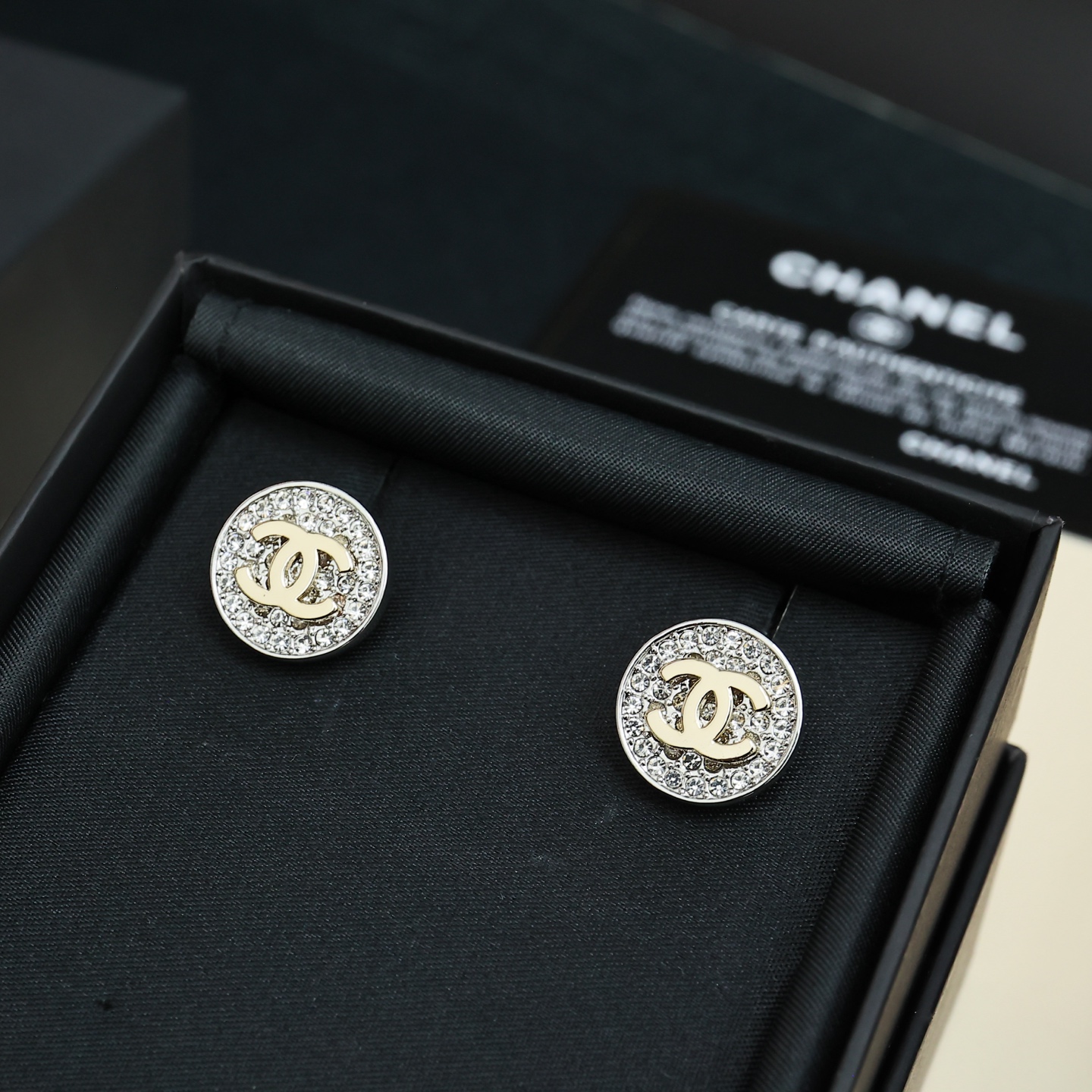 Chanel 高仿 女款圓形滿鑽雙C耳環 氣質百搭輕奢風| 9 Chanel 高仿 女款圓形滿鑽雙C耳環 氣質百搭輕奢風
