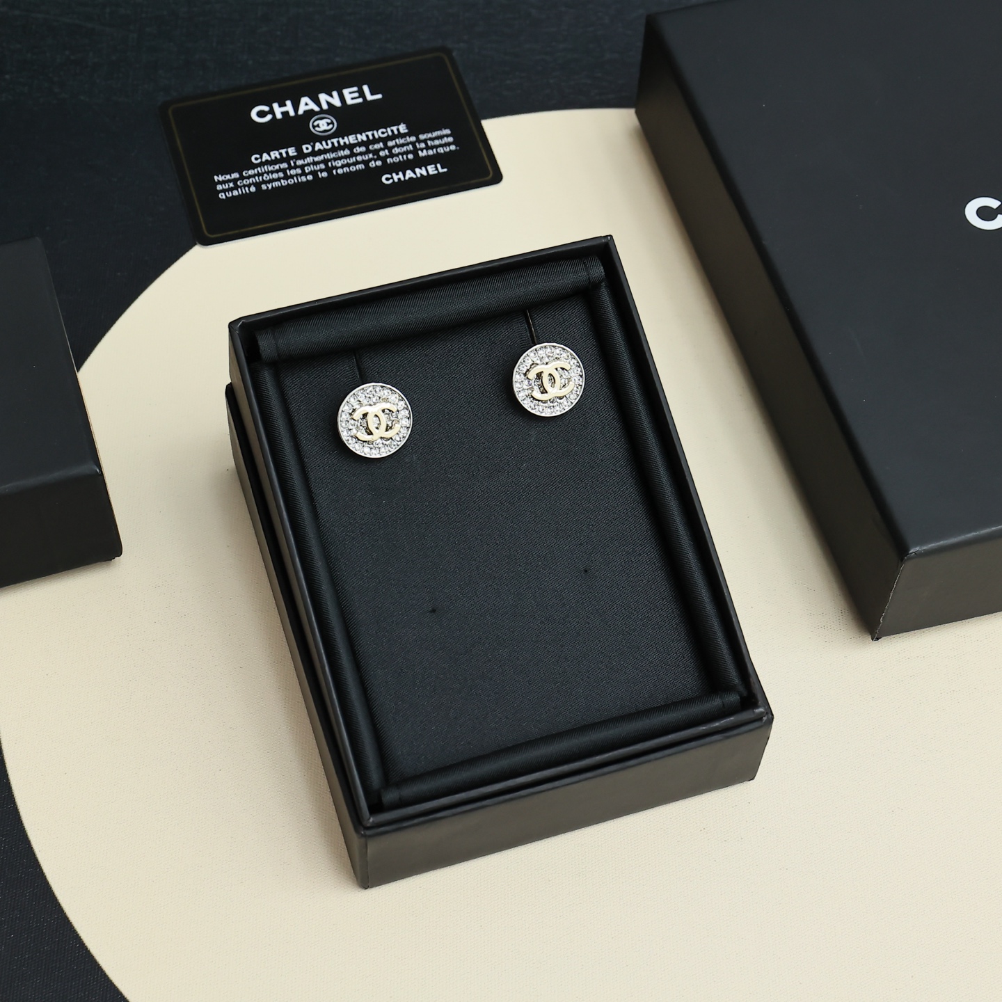 Chanel 高仿 女款圓形滿鑽雙C耳環 氣質百搭輕奢風| 8 Chanel 高仿 女款圓形滿鑽雙C耳環 氣質百搭輕奢風