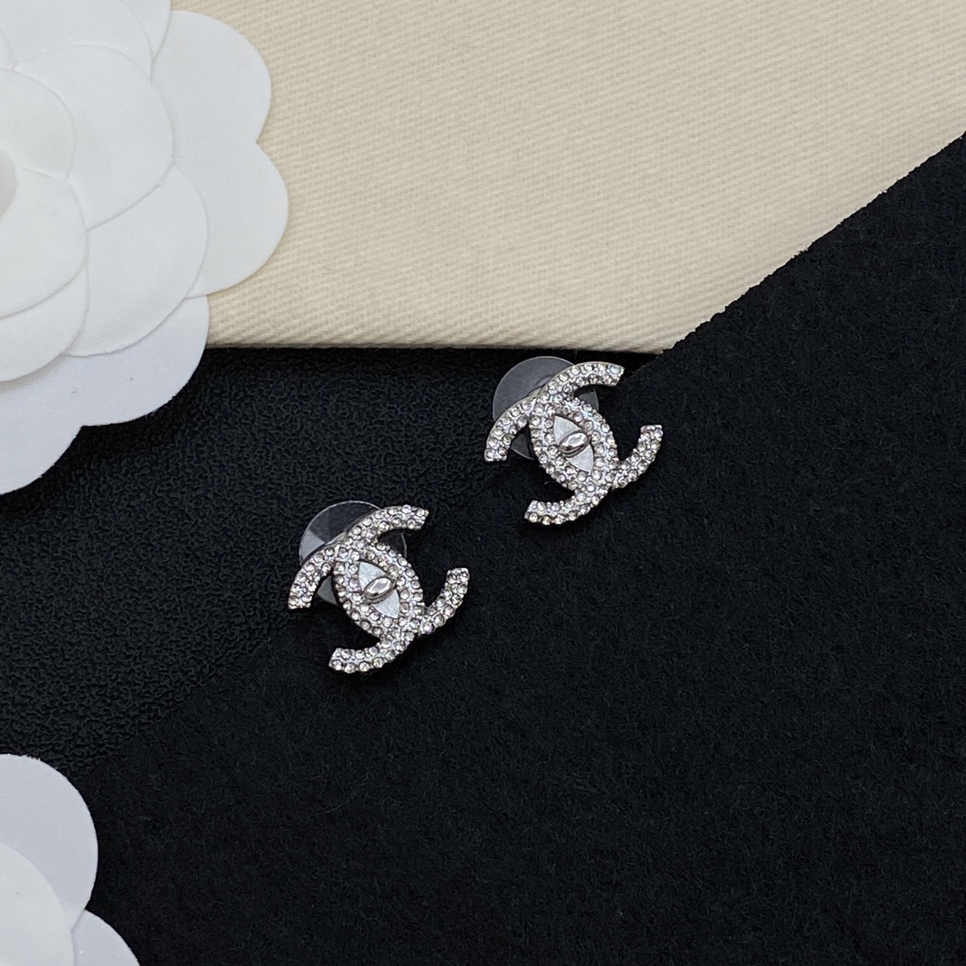 Chanel 一比一 女款雙C鑲鑽耳釘 經典時尚百搭款| 10 Chanel 一比一 女款雙C鑲鑽耳釘 經典時尚百搭款