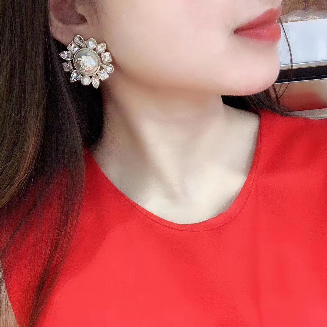 Chanel 原單 女款珍珠水晶花朵耳環 高級感宴會款| 12 Chanel 原單 女款珍珠水晶花朵耳環 高級感宴會款