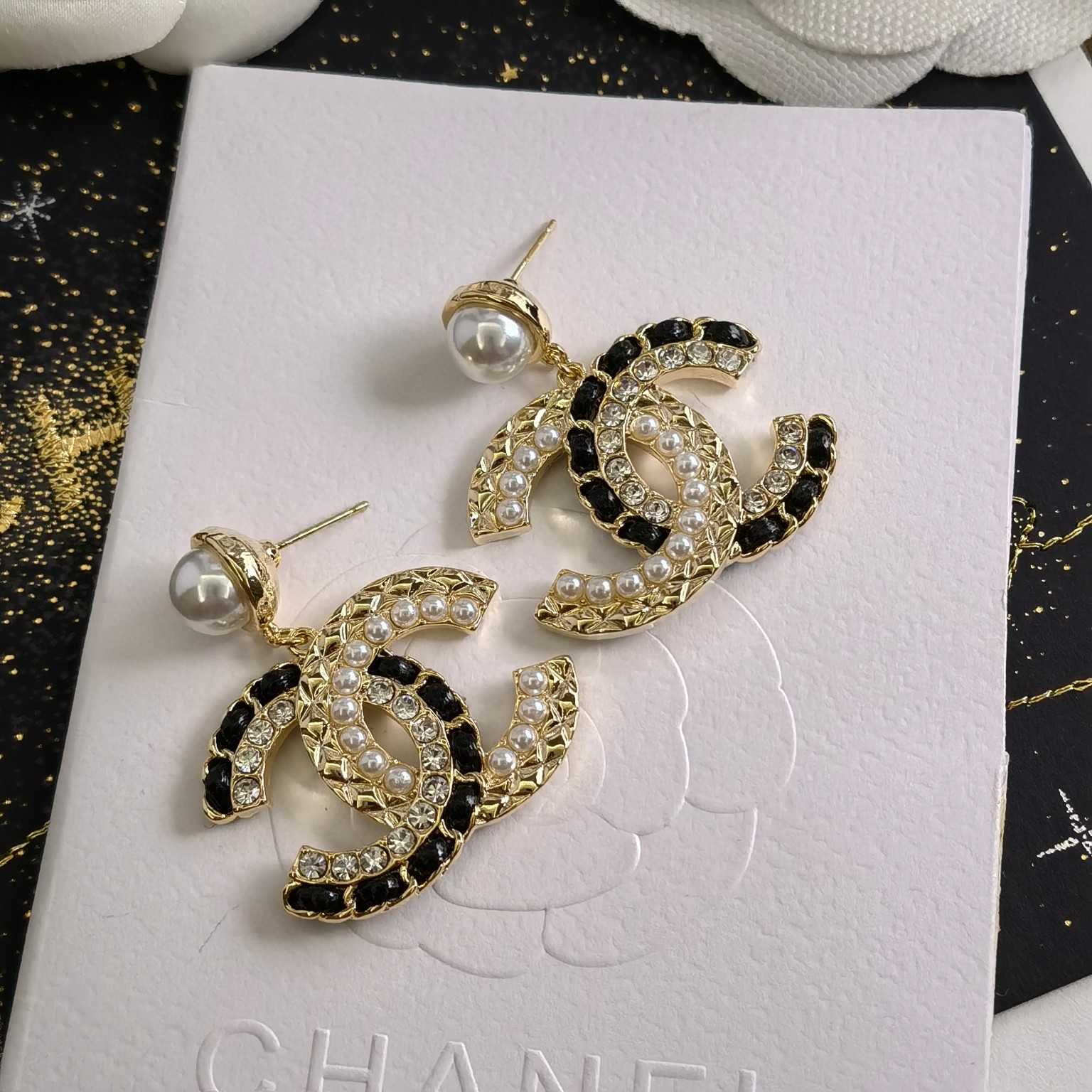 Chanel A貨 女款蝴蝶結鑲鑽耳環 氣質甜美風設計| 8 Chanel A貨 女款蝴蝶結鑲鑽耳環 氣質甜美風設計