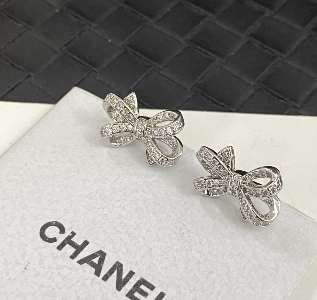 Chanel 高仿 女款黑白雙C耳環 經典撞色設計| 13 Chanel 高仿 女款黑白雙C耳環 經典撞色設計