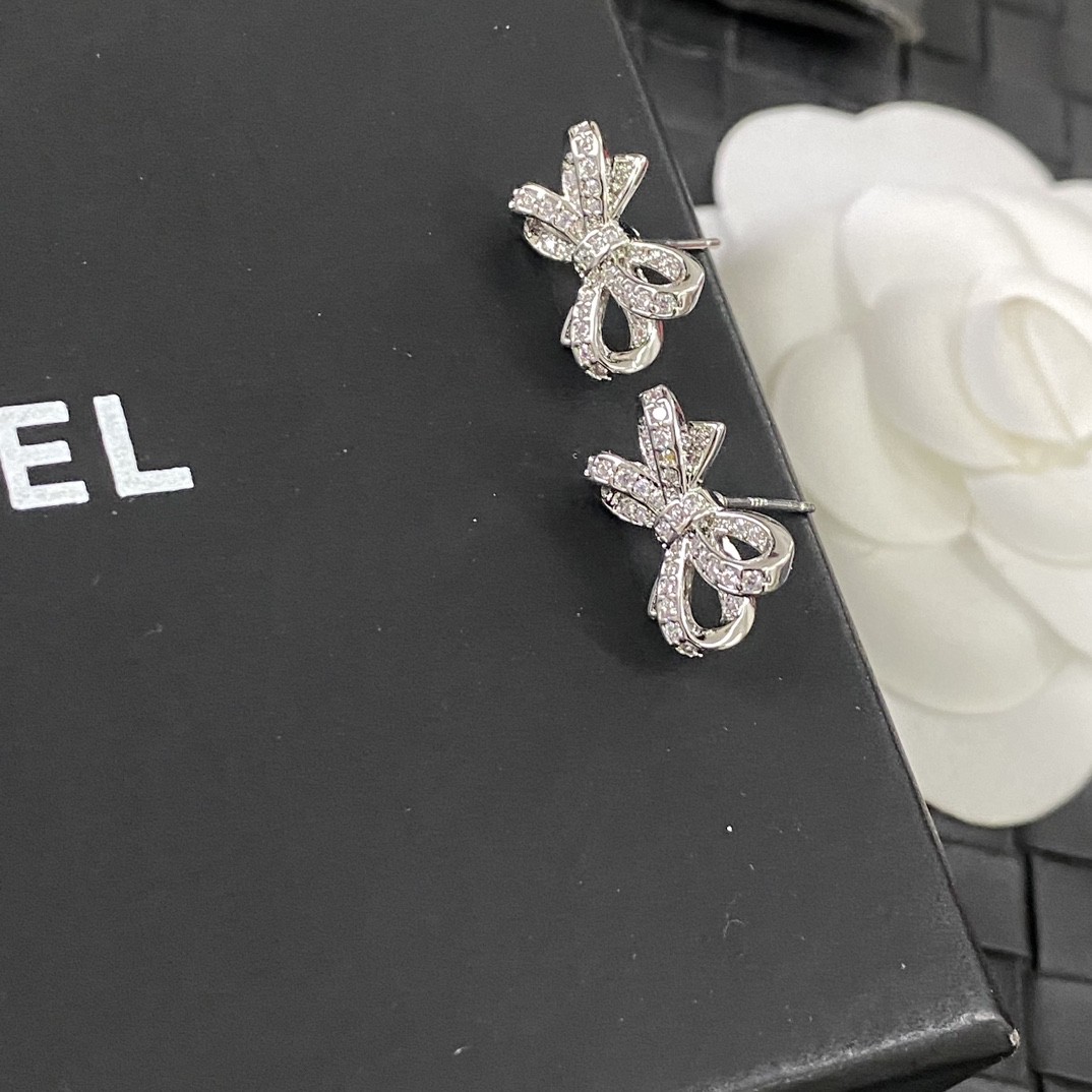 Chanel 高仿 女款黑白雙C耳環 經典撞色設計| 11 Chanel 高仿 女款黑白雙C耳環 經典撞色設計