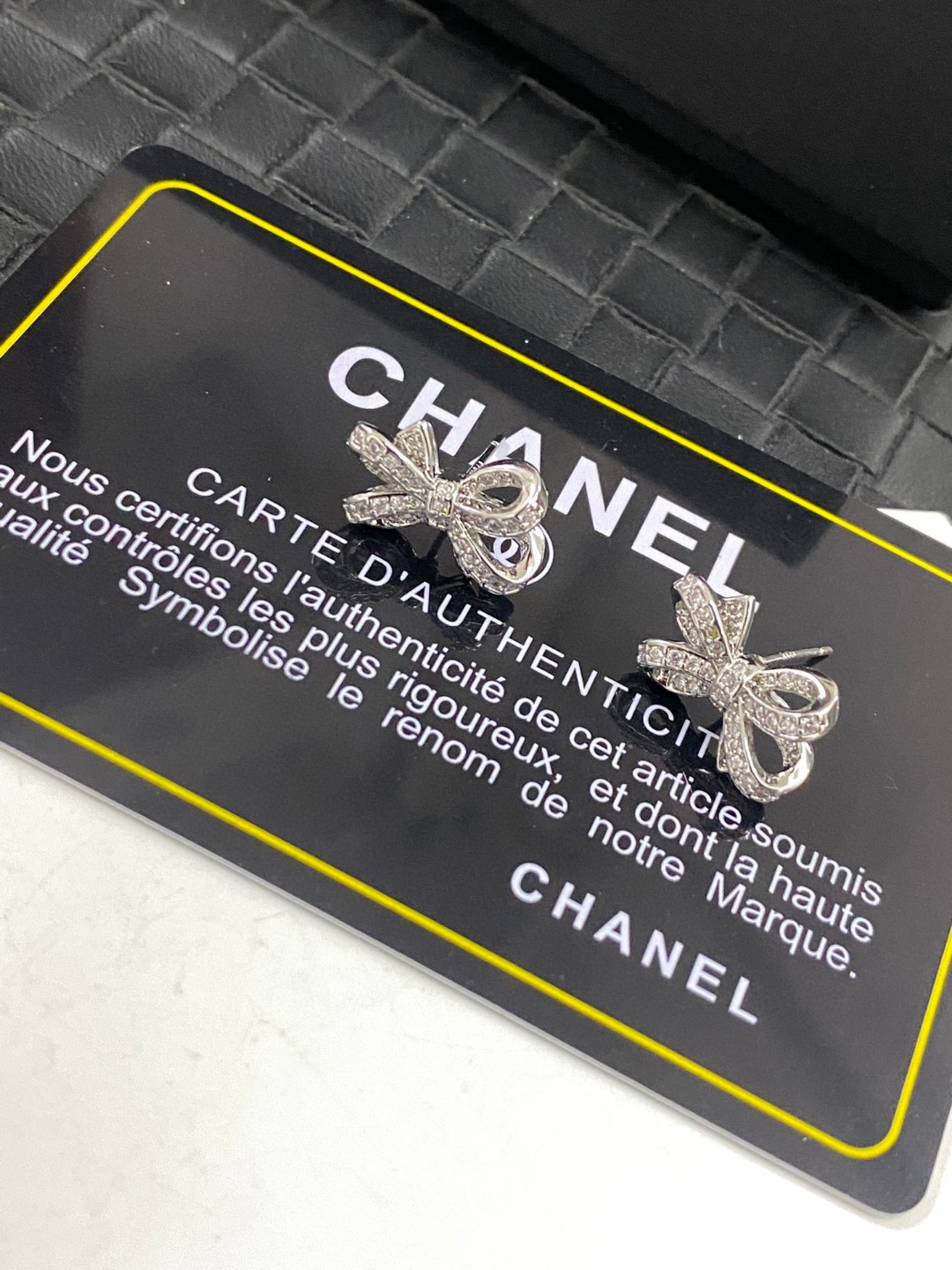 Chanel 高仿 女款黑白雙C耳環 經典撞色設計| 8 Chanel 高仿 女款黑白雙C耳環 經典撞色設計
