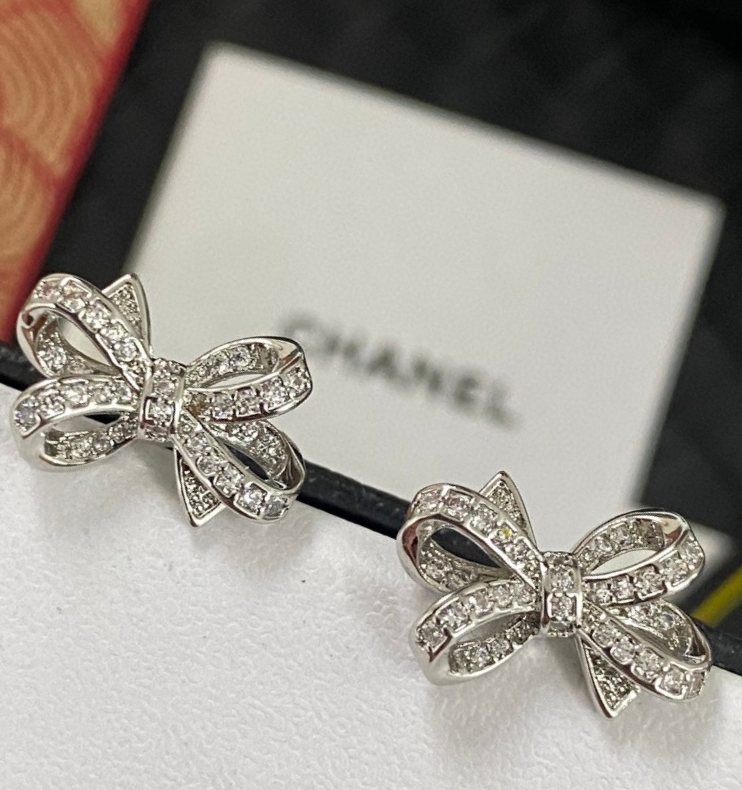 Chanel 高仿 女款黑白雙C耳環 經典撞色設計| 9 Chanel 高仿 女款黑白雙C耳環 經典撞色設計