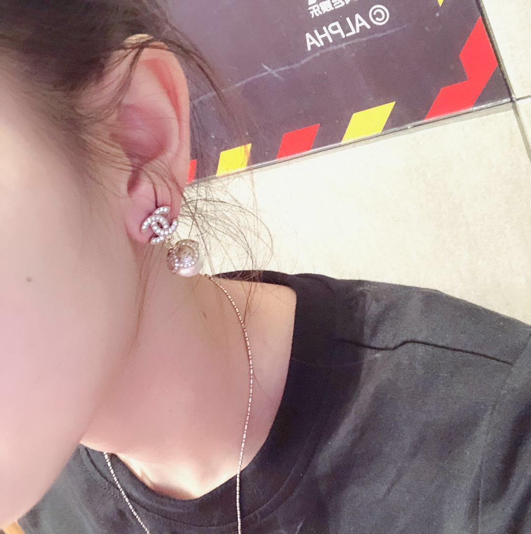 Chanel 一比一 女款珍珠吊墜耳環 氣質名媛風| 10 Chanel 一比一 女款珍珠吊墜耳環 氣質名媛風