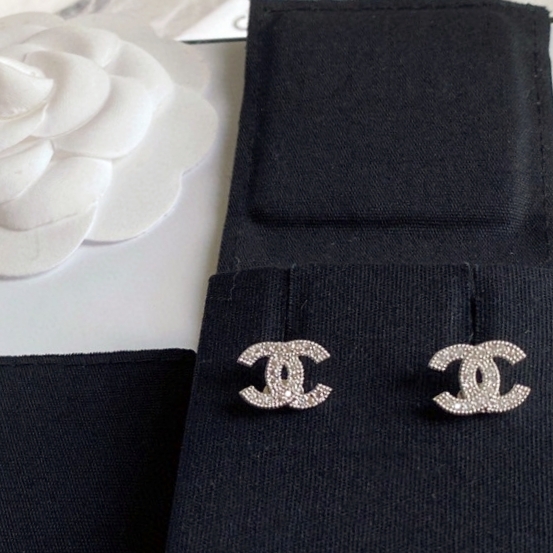 Chanel A貨 女款滿鑽雙C耳釘 閃耀奢華設計| 7 Chanel A貨 女款滿鑽雙C耳釘 閃耀奢華設計