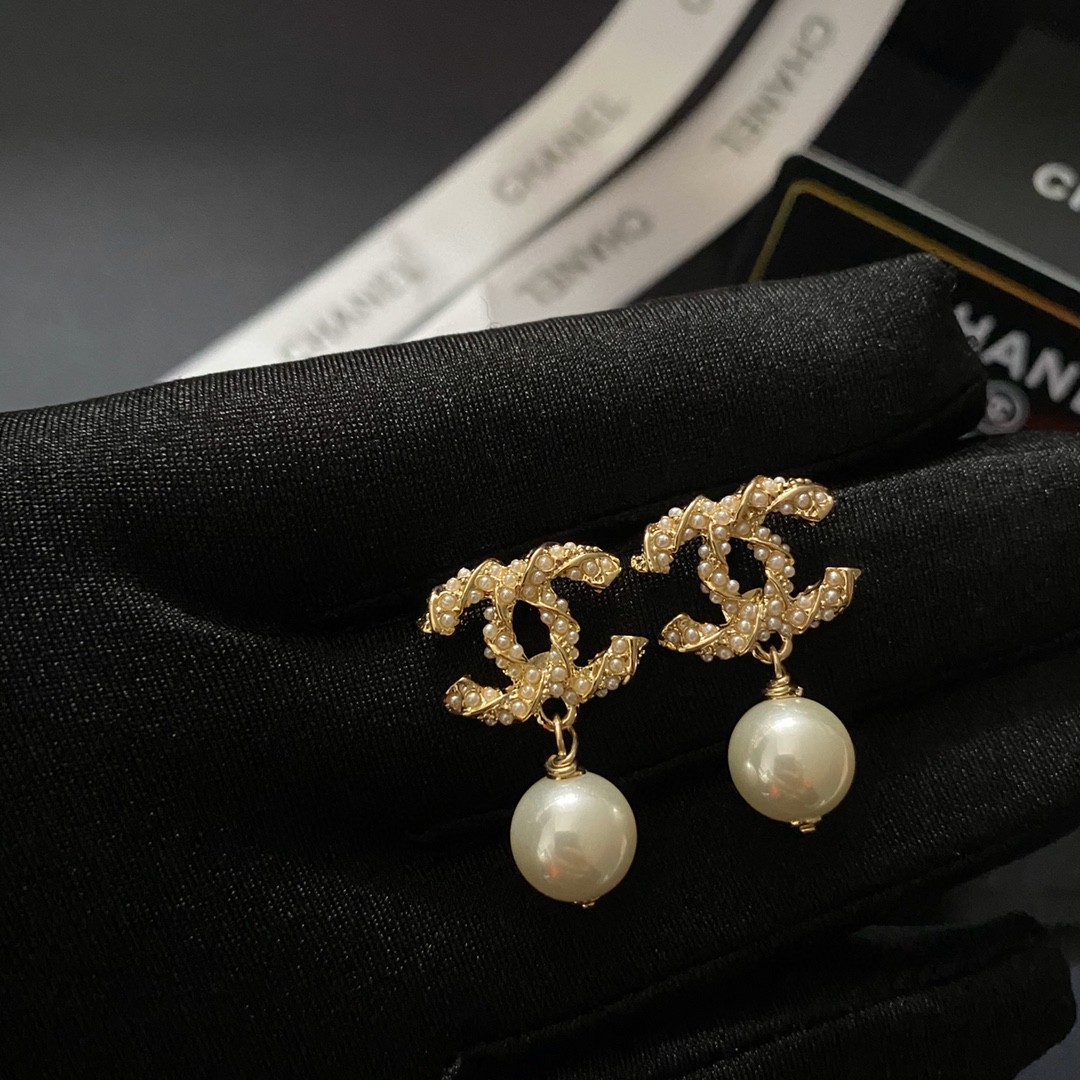 Chanel 高仿 女款經典雙C耳釘 簡約百搭款| 13 Chanel 高仿 女款經典雙C耳釘 簡約百搭款