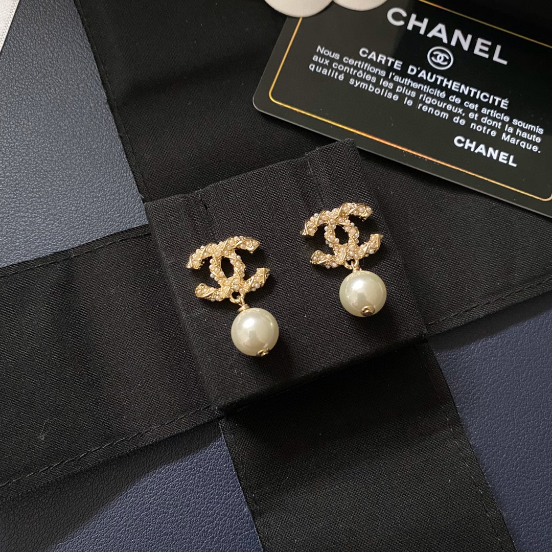Chanel 高仿 女款經典雙C耳釘 簡約百搭款| 11 Chanel 高仿 女款經典雙C耳釘 簡約百搭款
