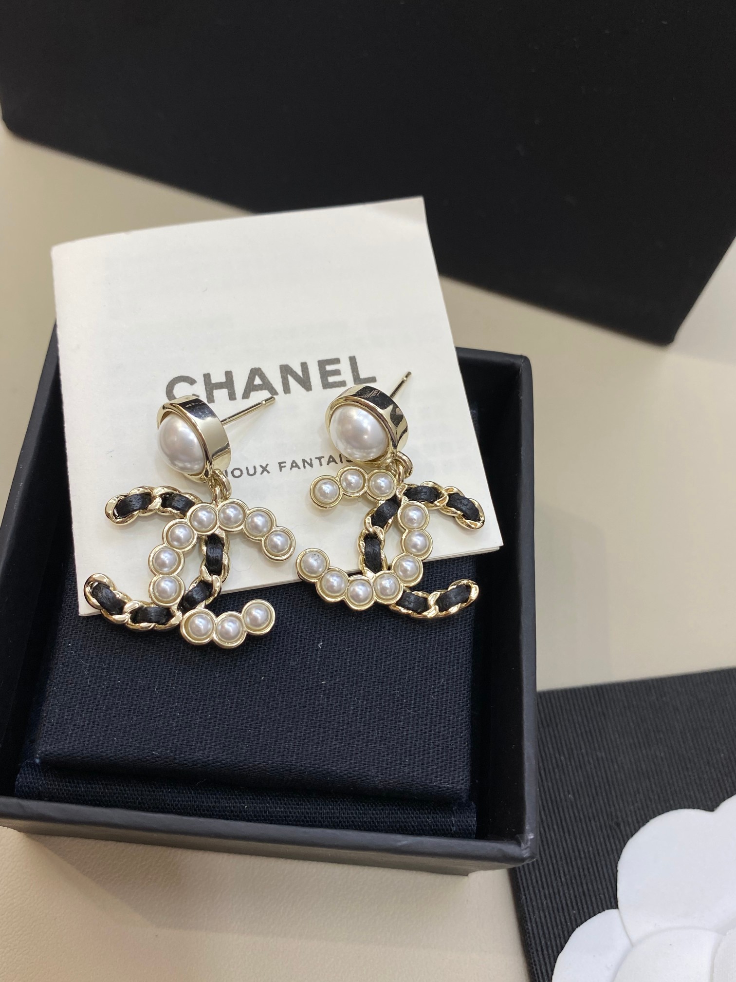 Chanel 高仿 珍珠編織雙C耳環 經典氣質款 高級感耳飾| 8 Chanel 高仿 珍珠編織雙C耳環 經典氣質款 高級感耳飾