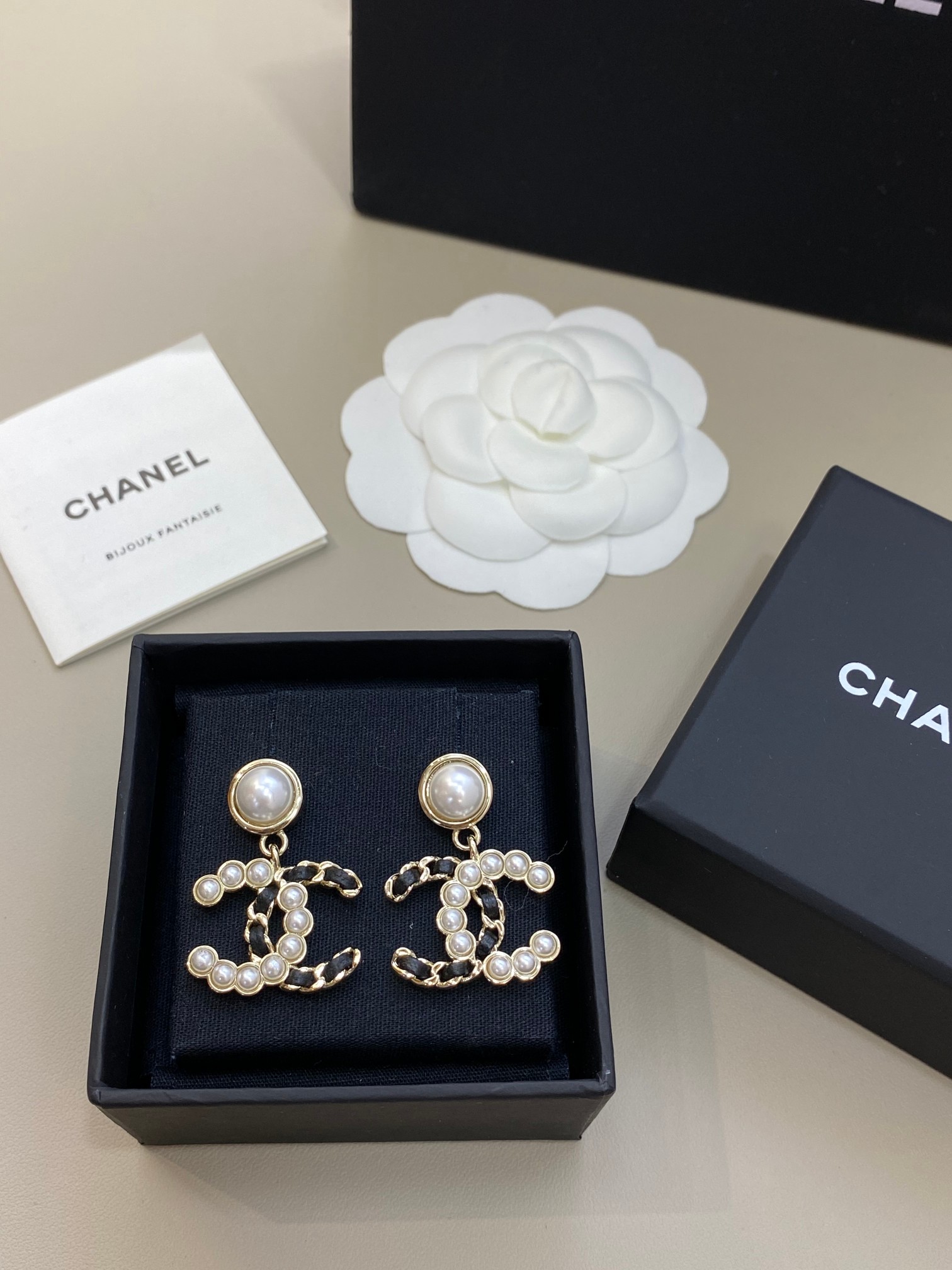 Chanel 高仿 珍珠編織雙C耳環 經典氣質款 高級感耳飾| 7 Chanel 高仿 珍珠編織雙C耳環 經典氣質款 高級感耳飾