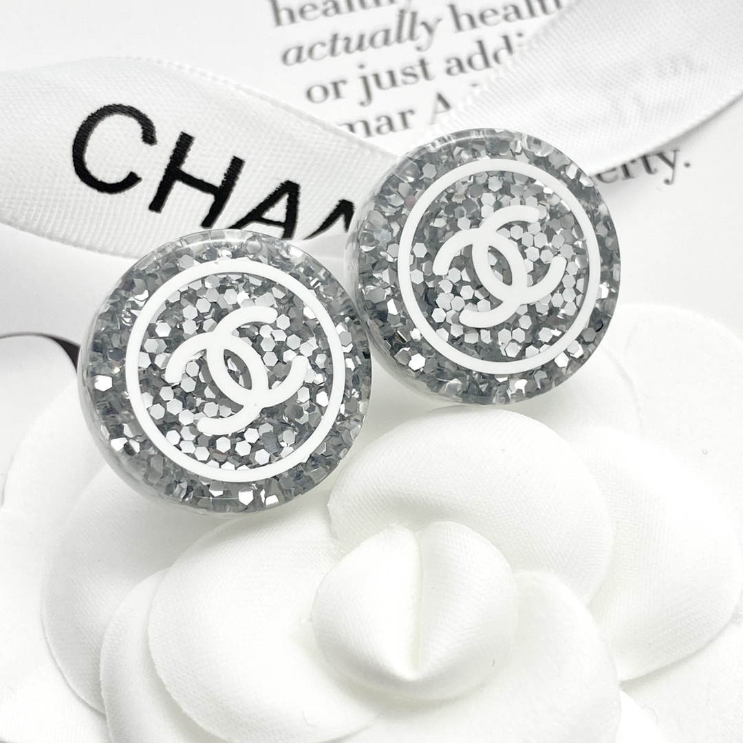 Chanel 一比一 透明亮片雙C耳釘 時尚百搭款 精品耳飾推薦| 8 Chanel 一比一 透明亮片雙C耳釘 時尚百搭款 精品耳飾推薦