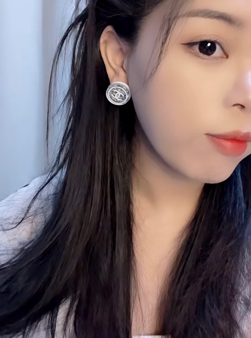 Chanel 一比一 透明亮片雙C耳釘 時尚百搭款 精品耳飾推薦| 7 Chanel 一比一 透明亮片雙C耳釘 時尚百搭款 精品耳飾推薦