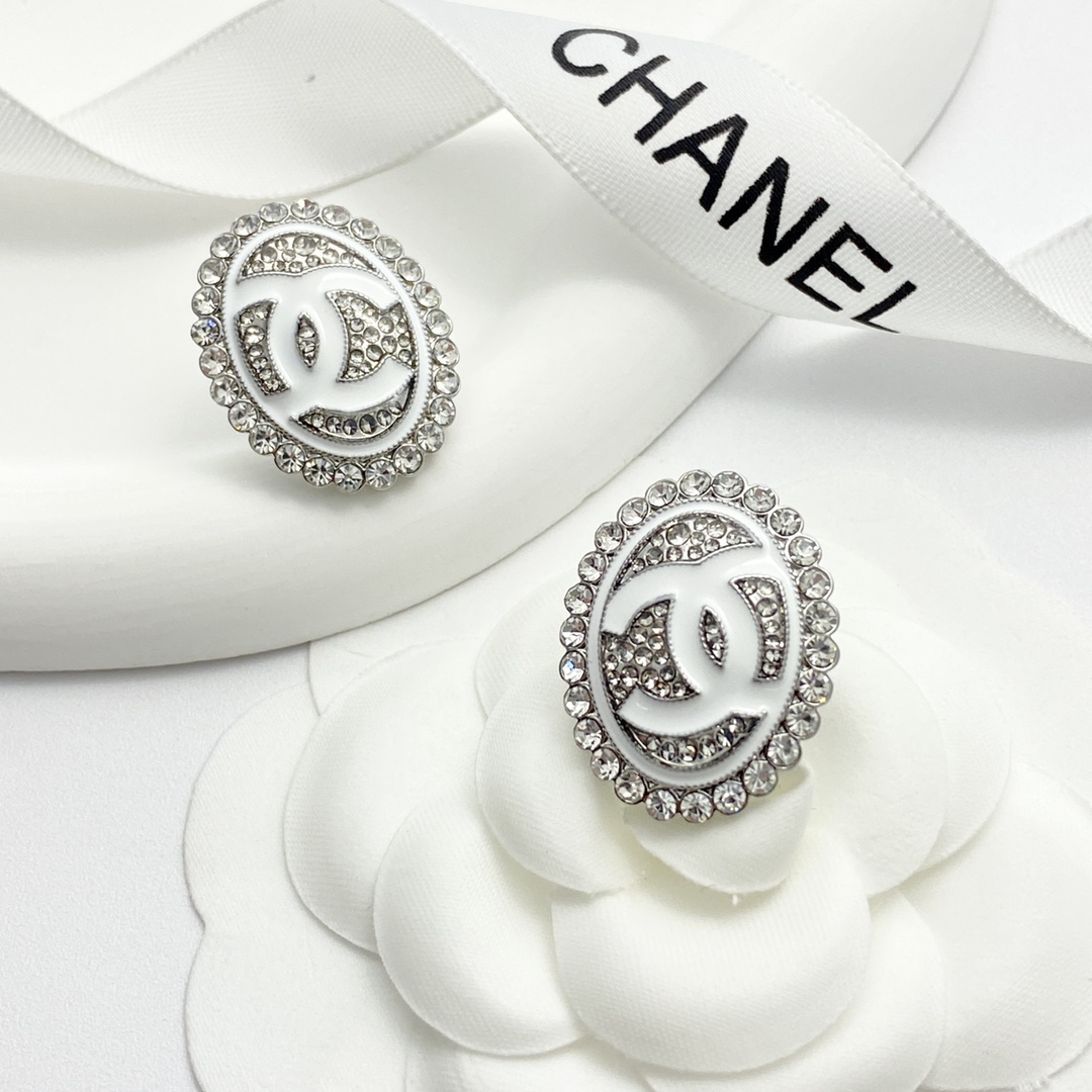 Chanel 高仿 圓形滿鑽雙C耳釘 白色琺瑯設計 高級感氣質耳飾| 13 Chanel 高仿 圓形滿鑽雙C耳釘 白色琺瑯設計 高級感氣質耳飾