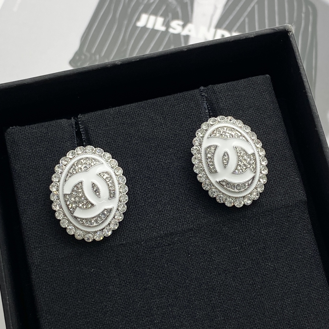 Chanel 高仿 圓形滿鑽雙C耳釘 白色琺瑯設計 高級感氣質耳飾| 12 Chanel 高仿 圓形滿鑽雙C耳釘 白色琺瑯設計 高級感氣質耳飾