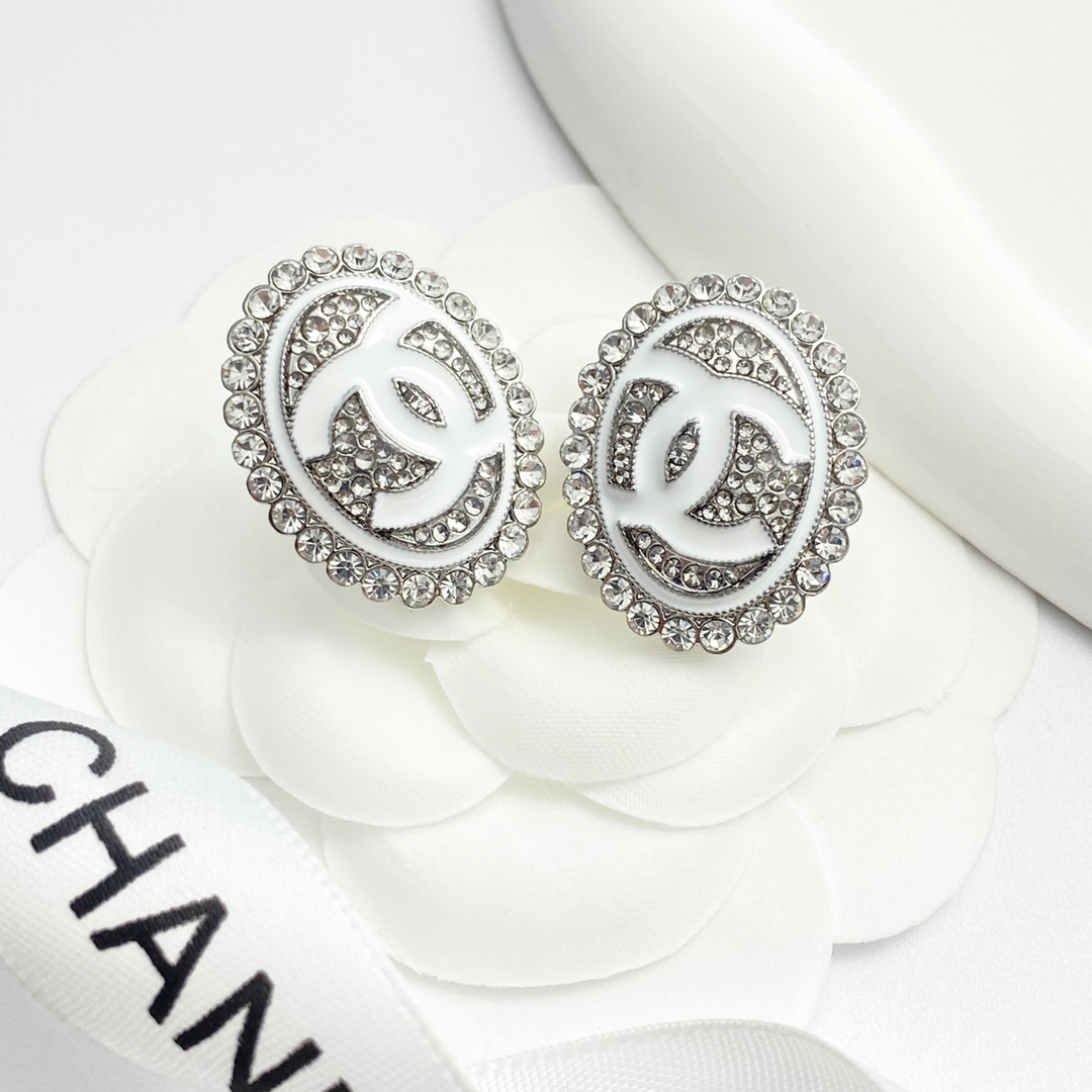 Chanel 高仿 圓形滿鑽雙C耳釘 白色琺瑯設計 高級感氣質耳飾| 9 Chanel 高仿 圓形滿鑽雙C耳釘 白色琺瑯設計 高級感氣質耳飾