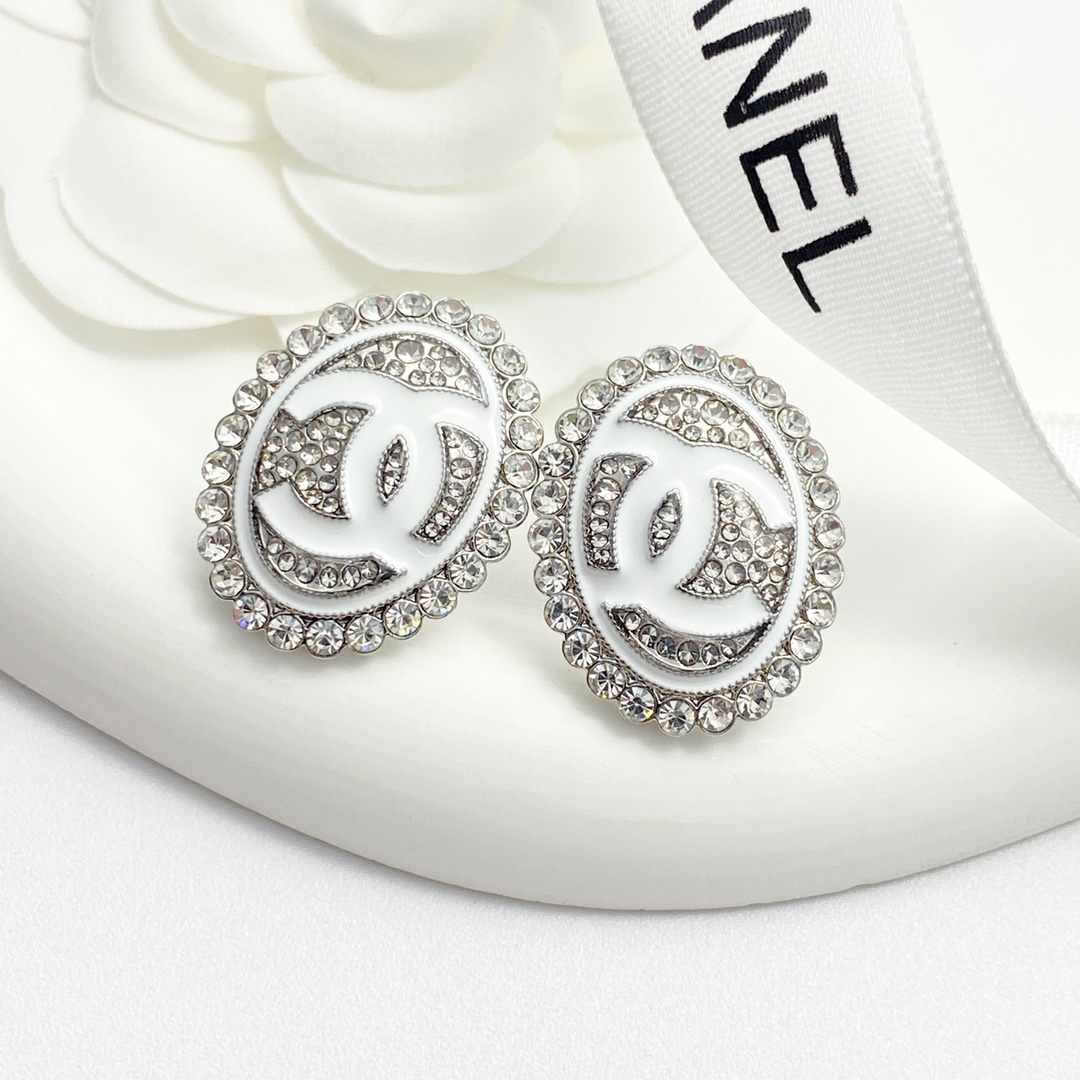 Chanel 高仿 圓形滿鑽雙C耳釘 白色琺瑯設計 高級感氣質耳飾| 8 Chanel 高仿 圓形滿鑽雙C耳釘 白色琺瑯設計 高級感氣質耳飾