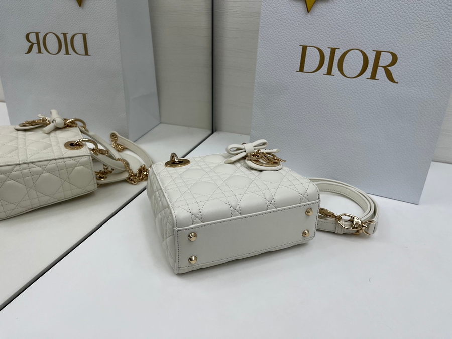 高仿迪奧Lady Dior熱門款特集|經典手袋外觀與細節解析,從藤格紋到D.I.O.R吊飾的工藝之美| 6 高仿迪奧Lady Dior熱門款特集|經典手袋外觀與細節解析,從藤格紋到D.I.O.R吊飾的工藝之美
