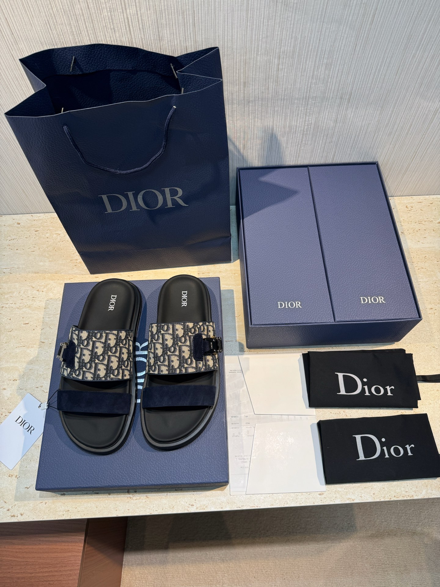 Dior A貨 男款黑色拼接拖鞋 緹花麂皮雙材質設計| 10 Dior A貨 男款黑色拼接拖鞋 緹花麂皮雙材質設計