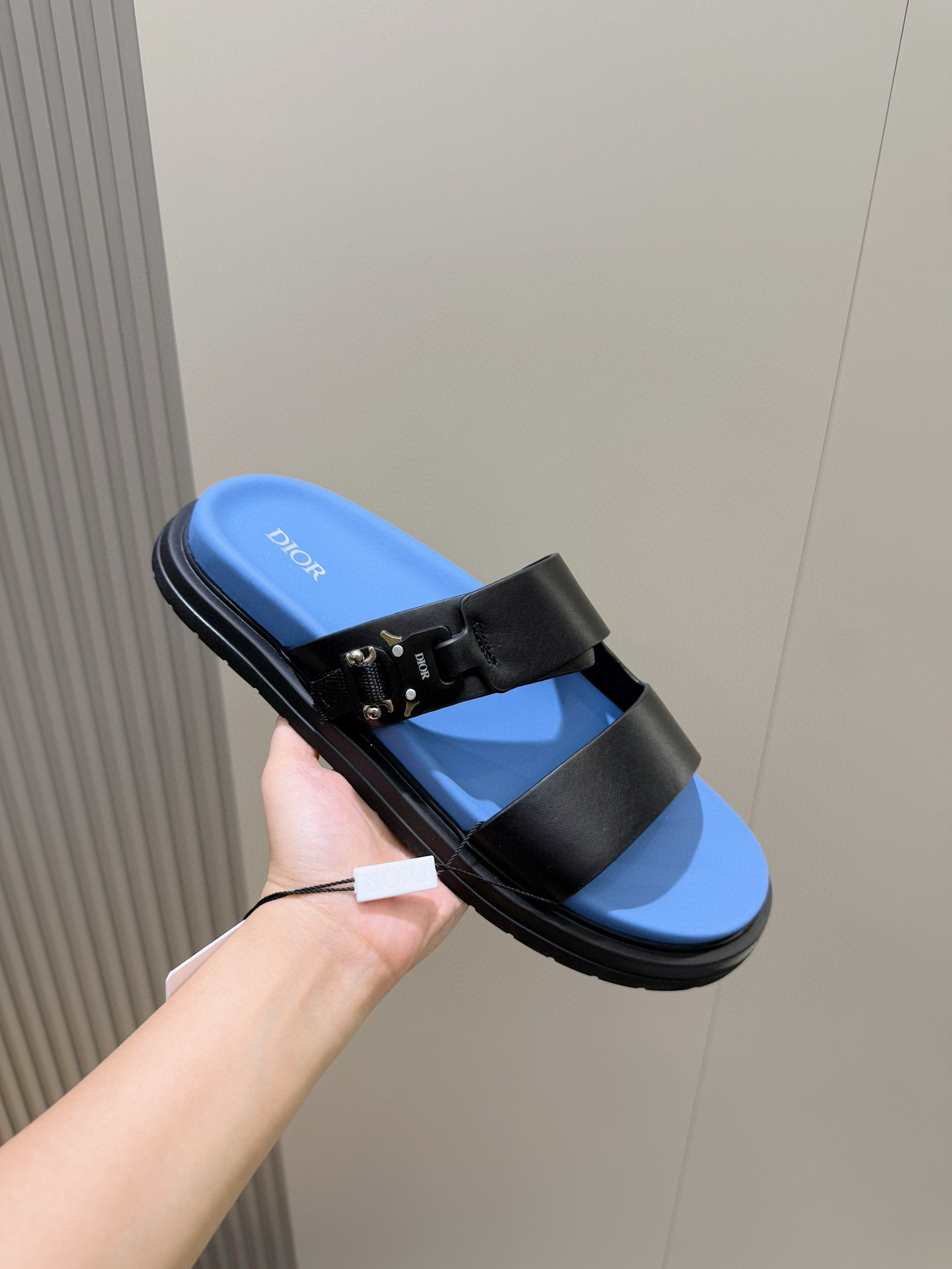 Dior 高仿 男款藍色皮革拖鞋 雙帶設計潮流款| 10 Dior 高仿 男款藍色皮革拖鞋 雙帶設計潮流款