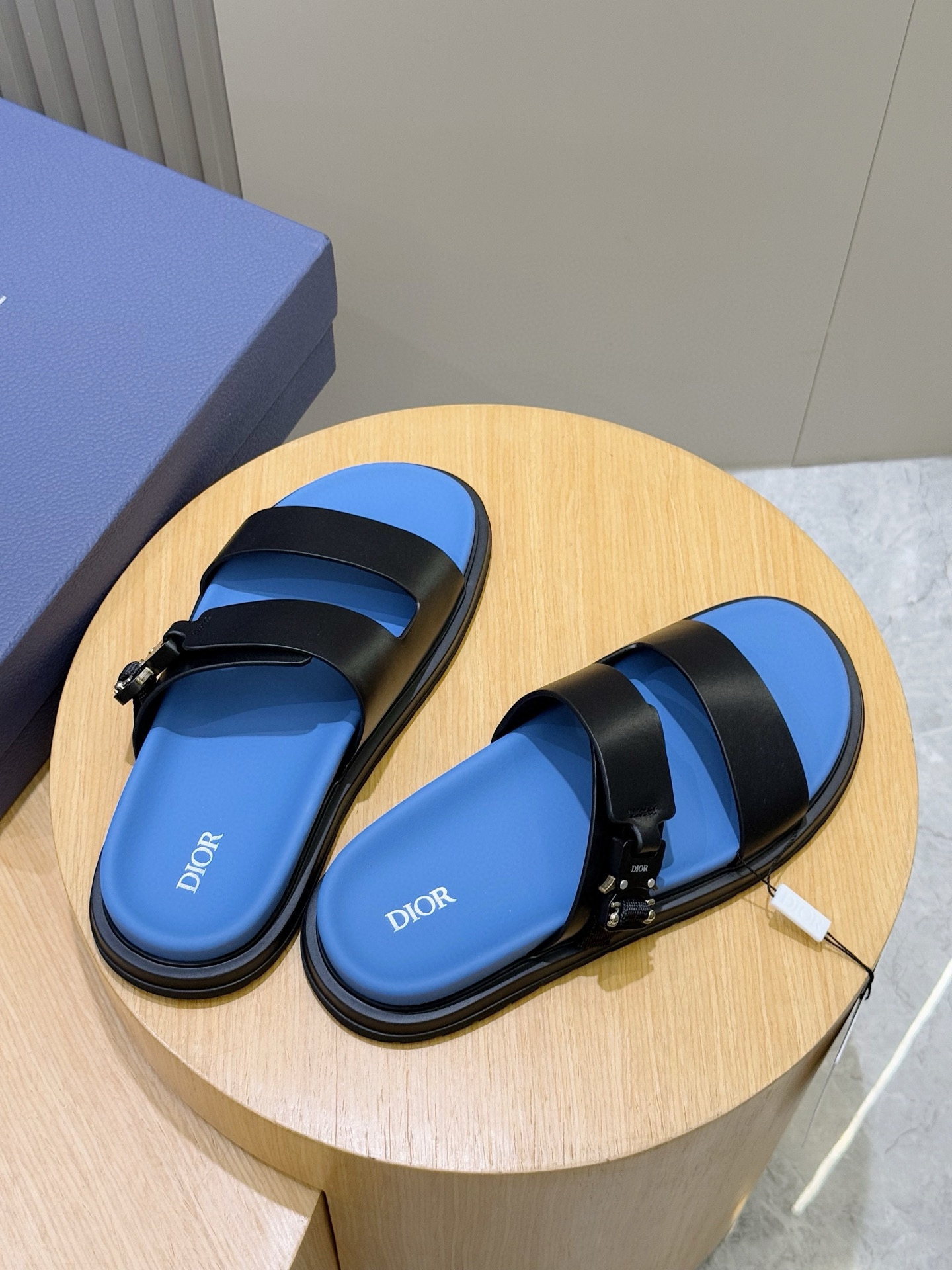 Dior 高仿 男款藍色皮革拖鞋 雙帶設計潮流款| 9 Dior 高仿 男款藍色皮革拖鞋 雙帶設計潮流款