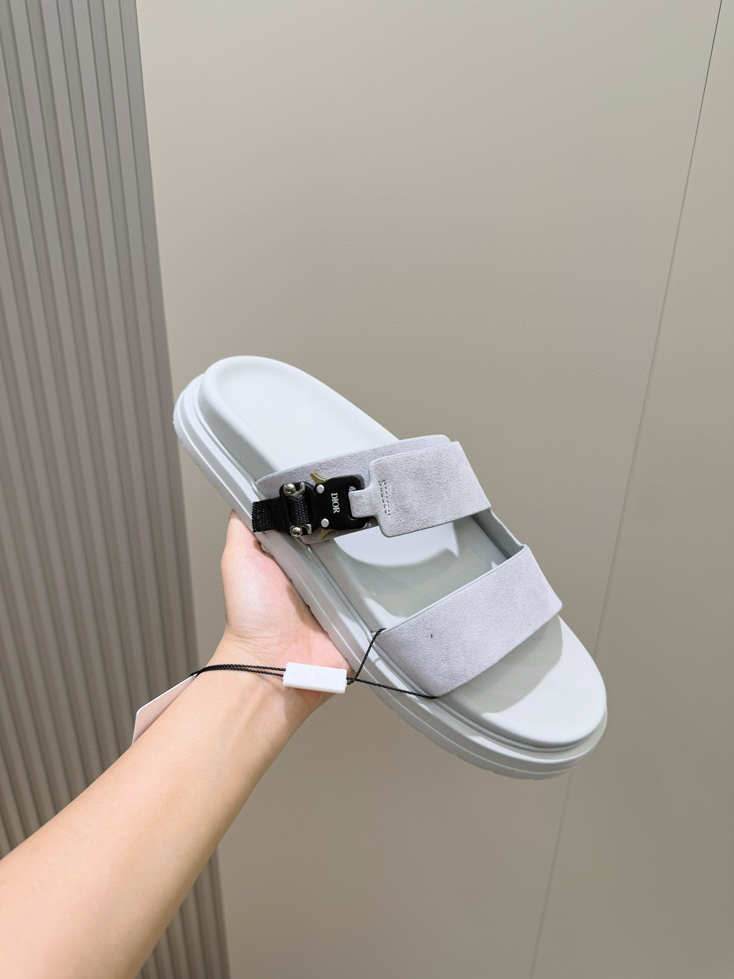 Dior 高仿 男款白色麂皮拖鞋 雙帶休閒款| 10 Dior 高仿 男款白色麂皮拖鞋 雙帶休閒款